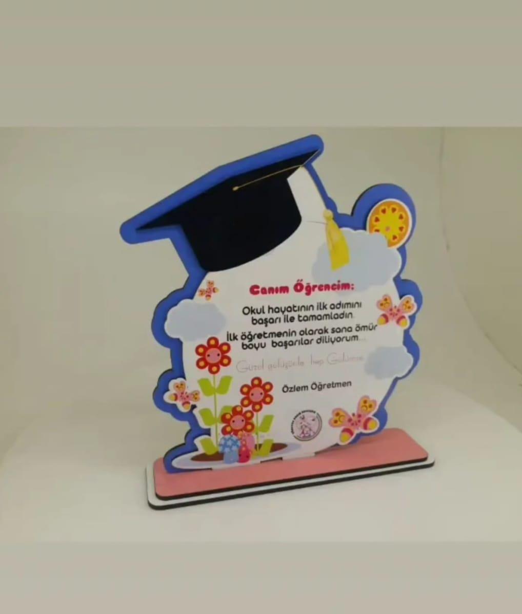 Okulekspres Kişiye Özel Mezuniyet Hatıra Plaketi – Renkli Ahşap Lazer Kesim Özel Tasarım, Eğlenceli Mezuniyet Hatırası Karne Hediyesi