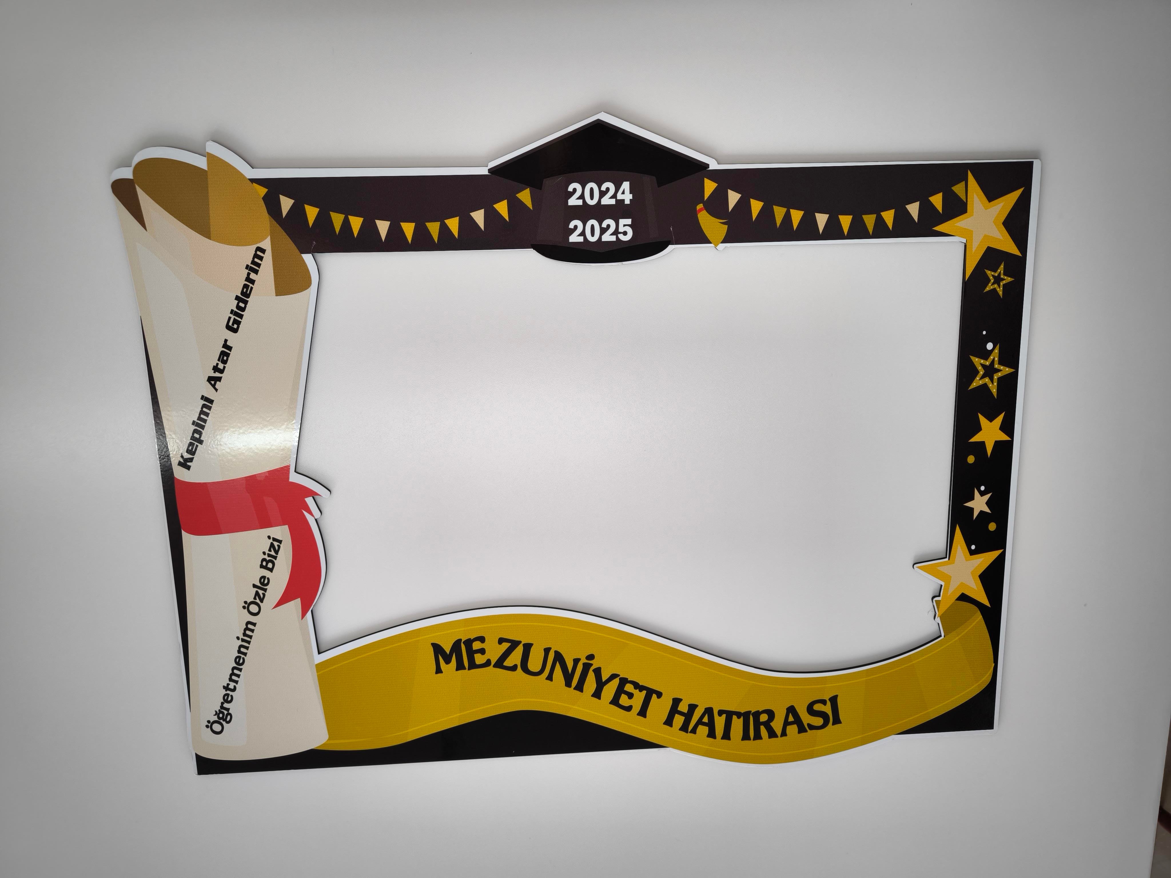Okulekspres MDF Mezuniyet Fotoğraf Çerçevesi (53x70) – Okul Öncesi ve İlkokul İçin Renkli Hatıra Köşesi Mezuniyet Hatırası Fotoğraf Çerçevesi – Eğlenceli ve Şık Tasarım Mezuniyet Anılarını Ölümsüzleştir