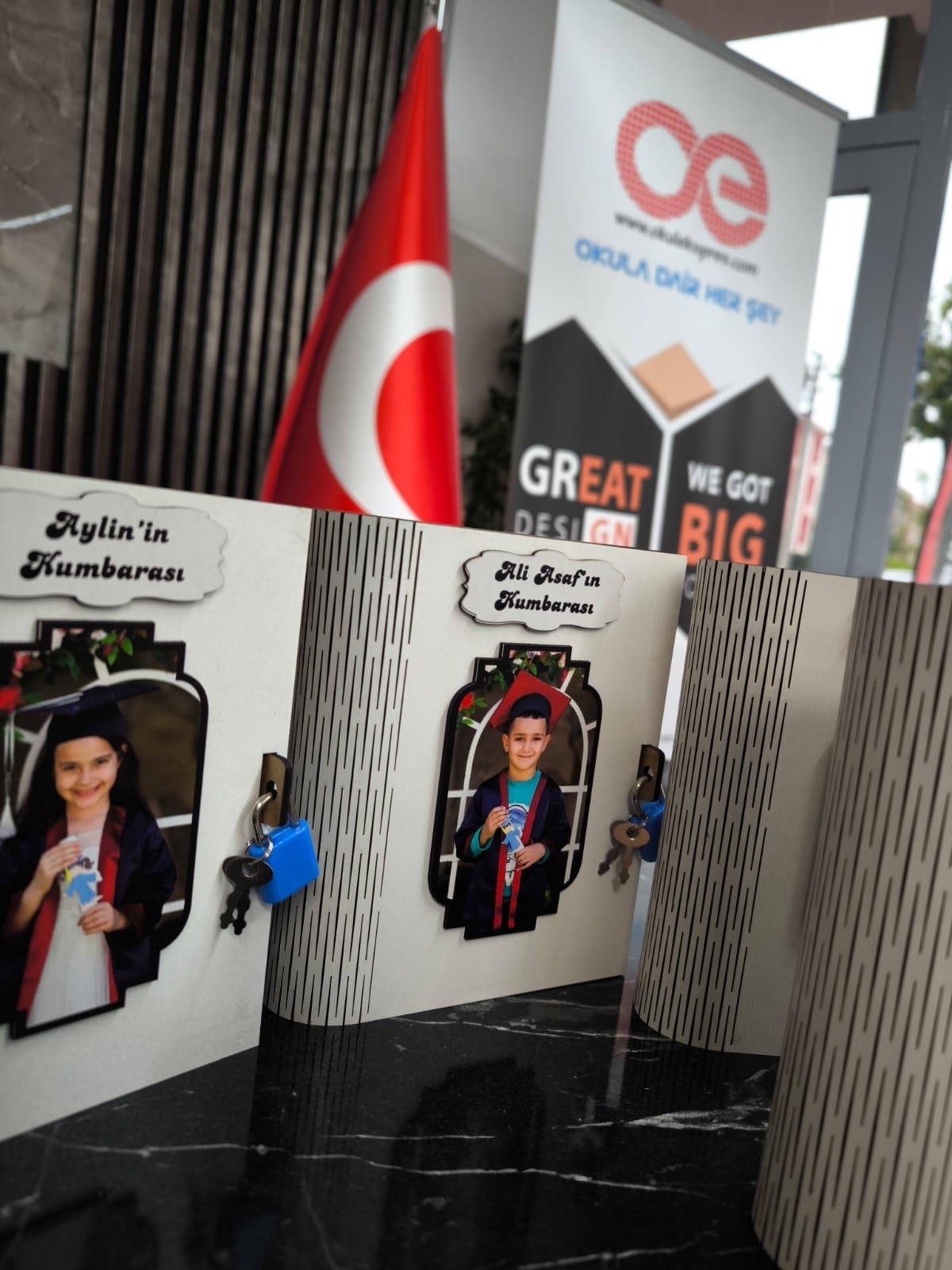 Okulekspres Kişiye Özel Fotoğraflı Mezuniyet Kumbarası – Öğrencilere Anlamlı ve Kalıcı Hediye | Karne ve Mezuniyet İçin Hatıra Tasarruf Kutusu