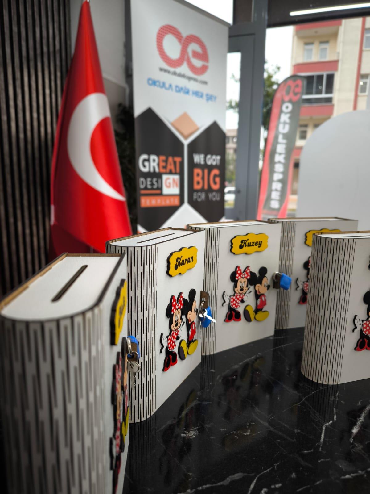 Okulekspres Kişiye Özel Fotoğraflı Mezuniyet Kumbarası – Öğrencilere Anlamlı ve Kalıcı Hediye | Karne ve Mezuniyet İçin Hatıra Tasarruf Kutusu