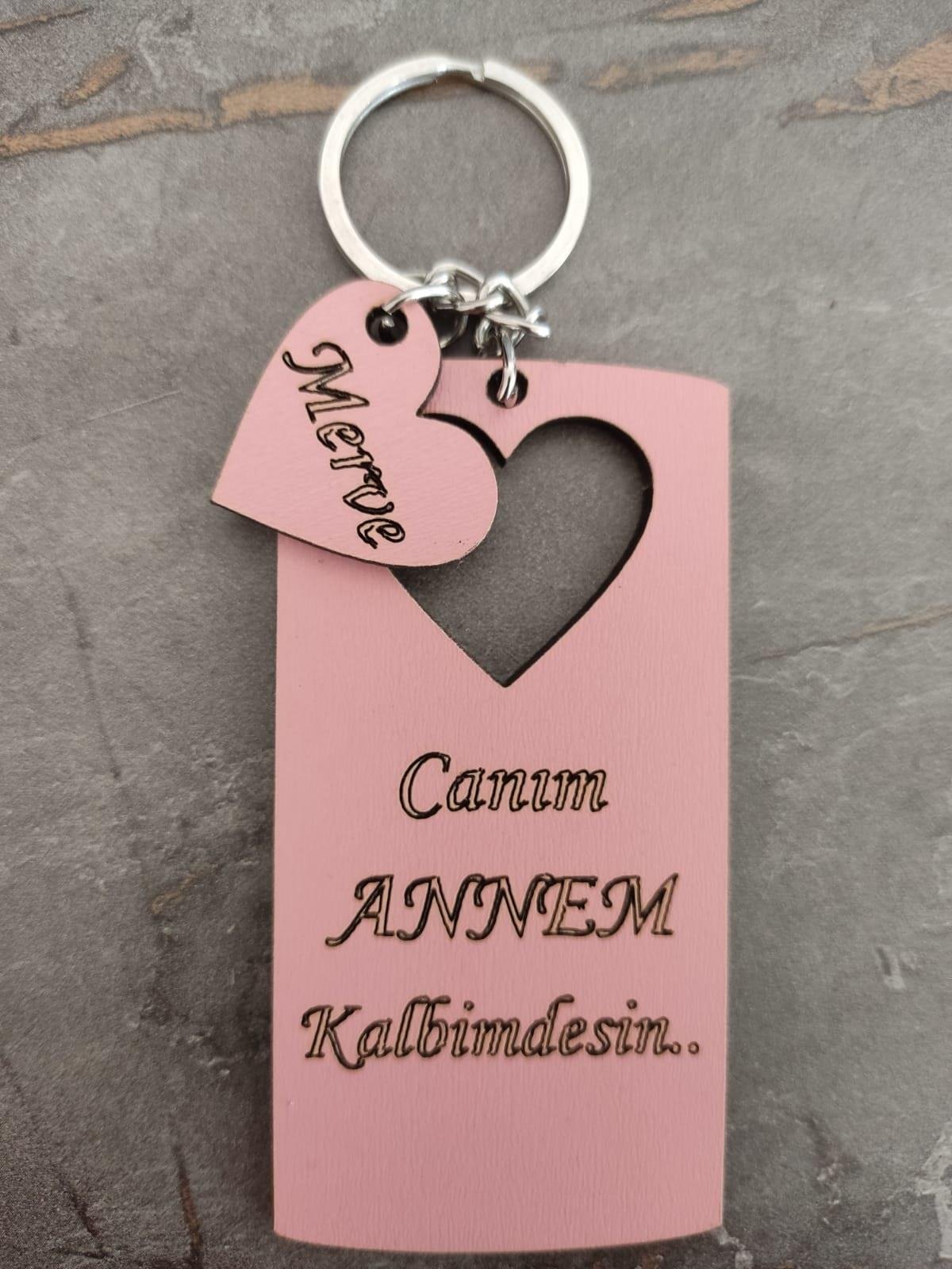 Okulekspres Canım Annem  – Anneler Günü İçin Kişiye Özel Kelebek detaylı pembe Anahtarlık | Sevgi Dolu, İsme Özel MDF Tasarım Hediyelik