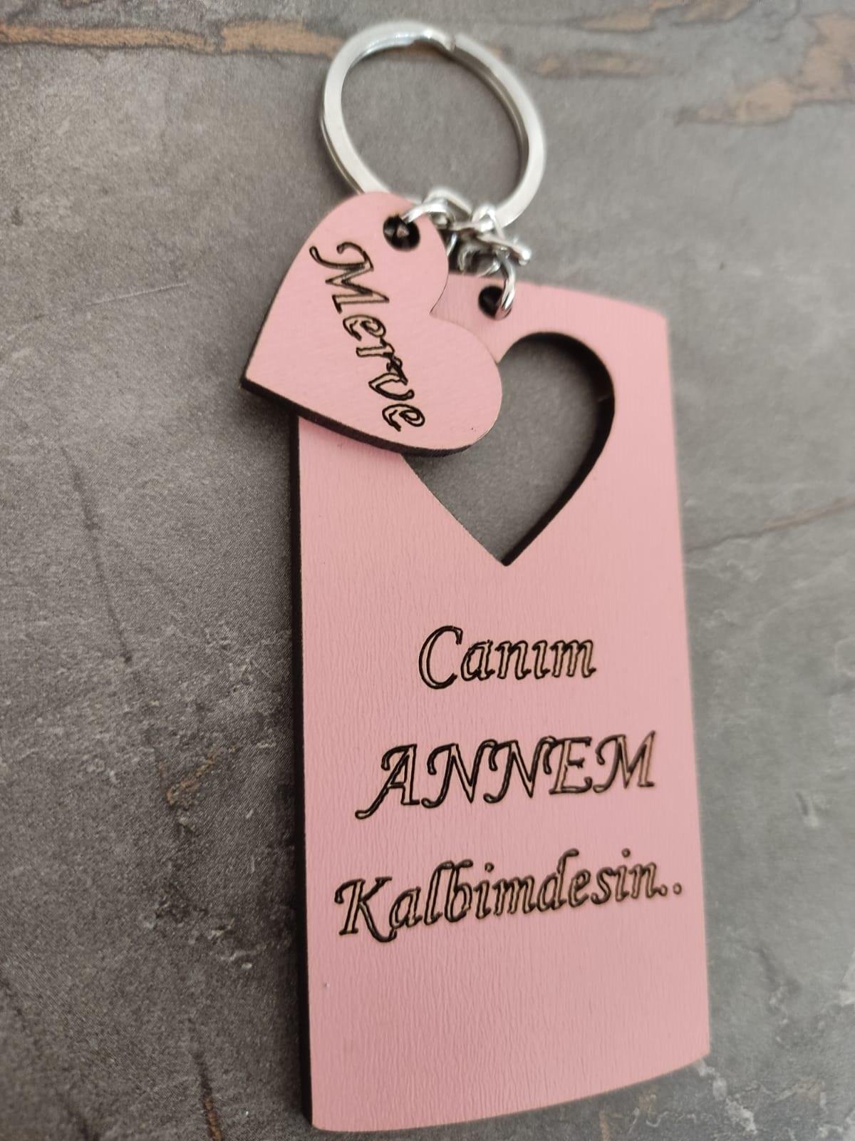 Okulekspres Canım Annem  – Anneler Günü İçin Kişiye Özel Kelebek detaylı pembe Anahtarlık | Sevgi Dolu, İsme Özel MDF Tasarım Hediyelik