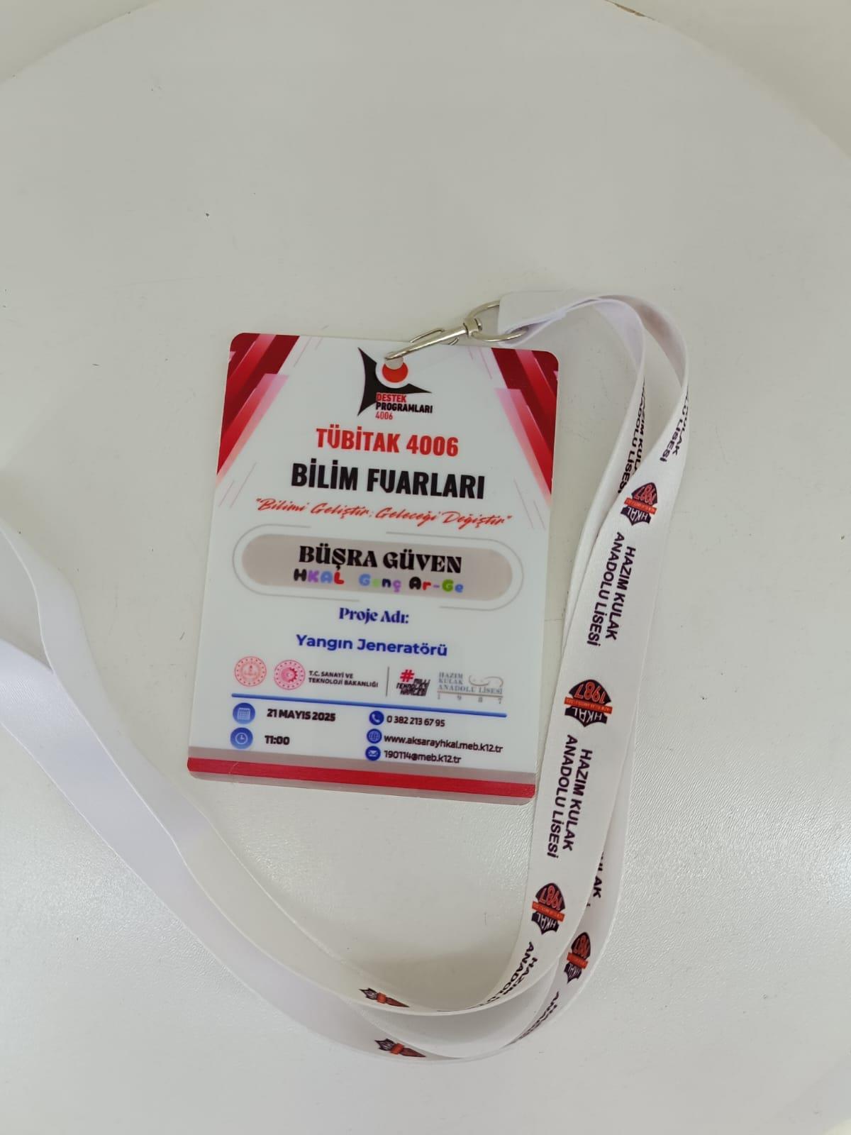 Okulekspres İpli UV Baskılı Öğretmen Yaka Kartı –Bilim Fuarı Yaka Kartı -  8x12 cm Şeffaf Pet-G Kart | Dayanıklı ve Profesyonel Görünümlü