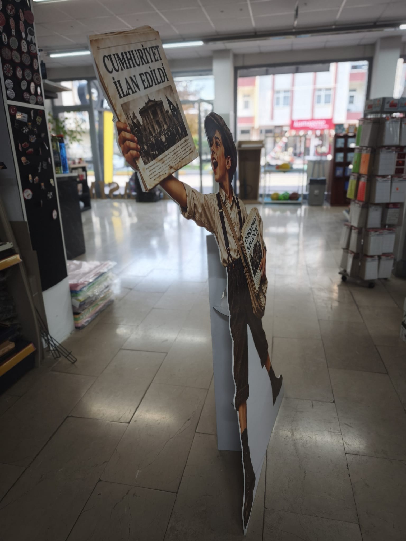 Gazeteci Çocuk Maket – 150 × 90 cm 29 Ekm Cumhuriyet Bayramı 10 kasım