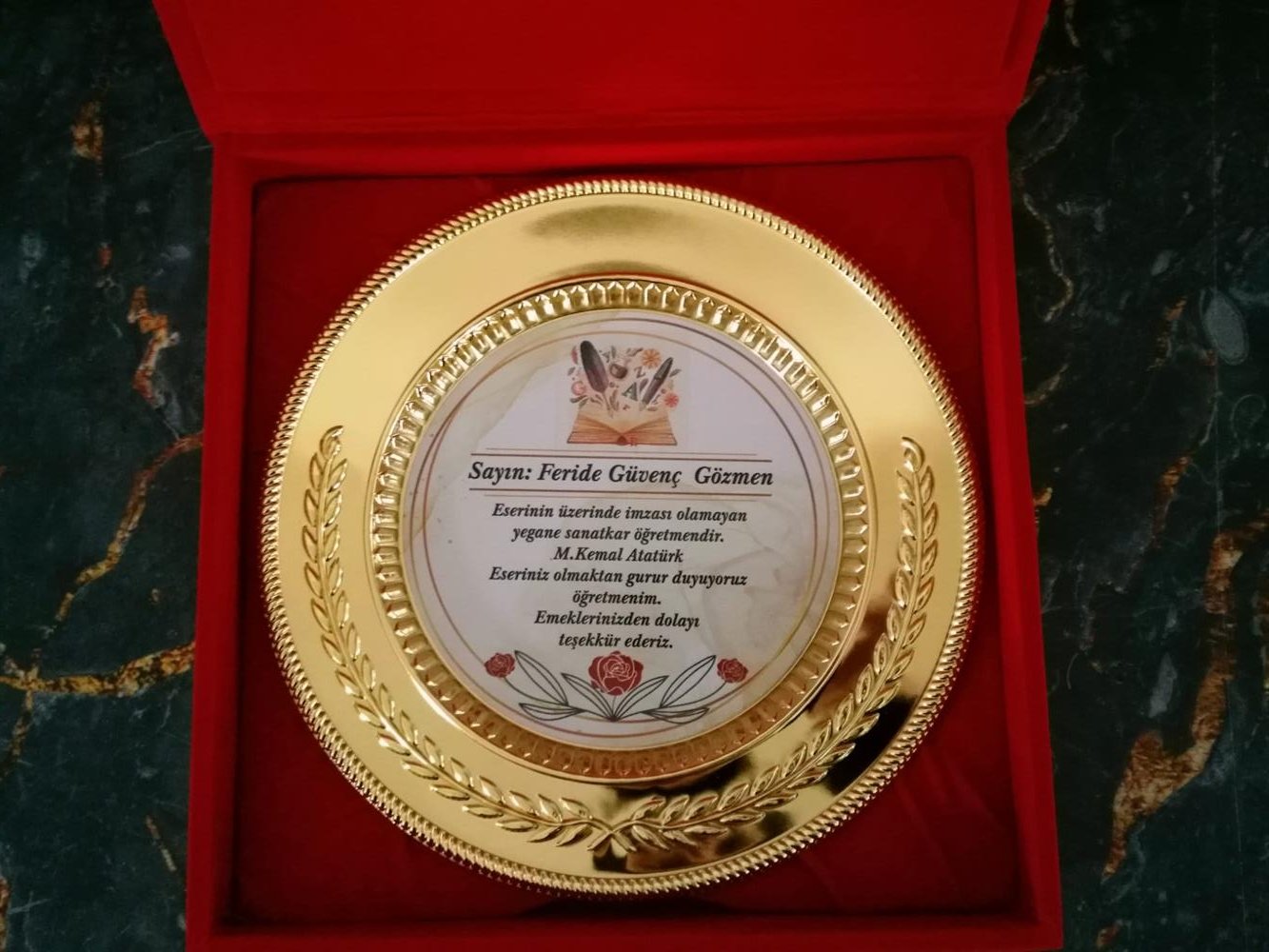 Tabak Plaket & Kırmızı Kadife Plaket Kutusu 25 Cm Altın