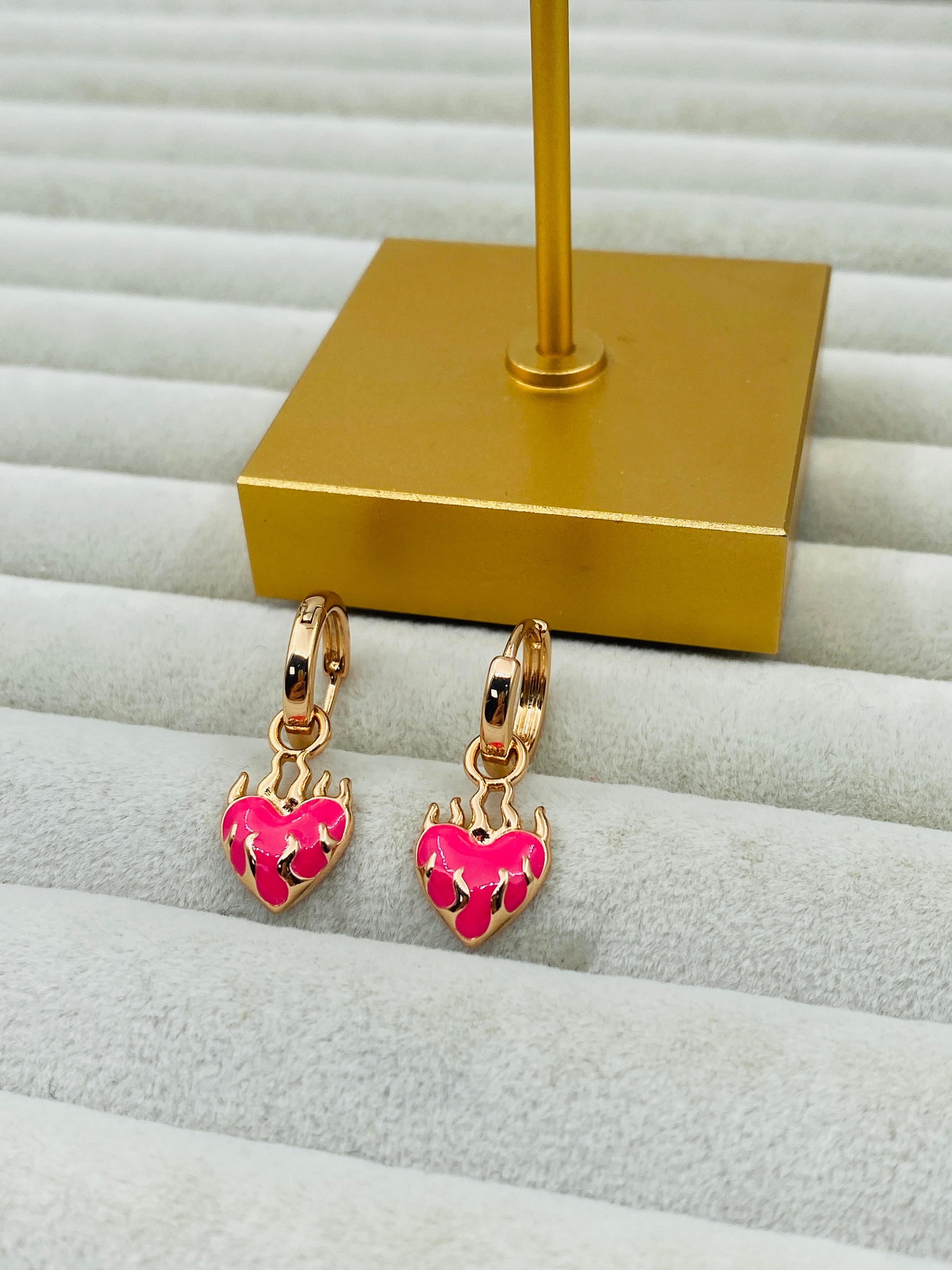 VIP SERİ PEMBE ALEVLİ KALP KÜPE