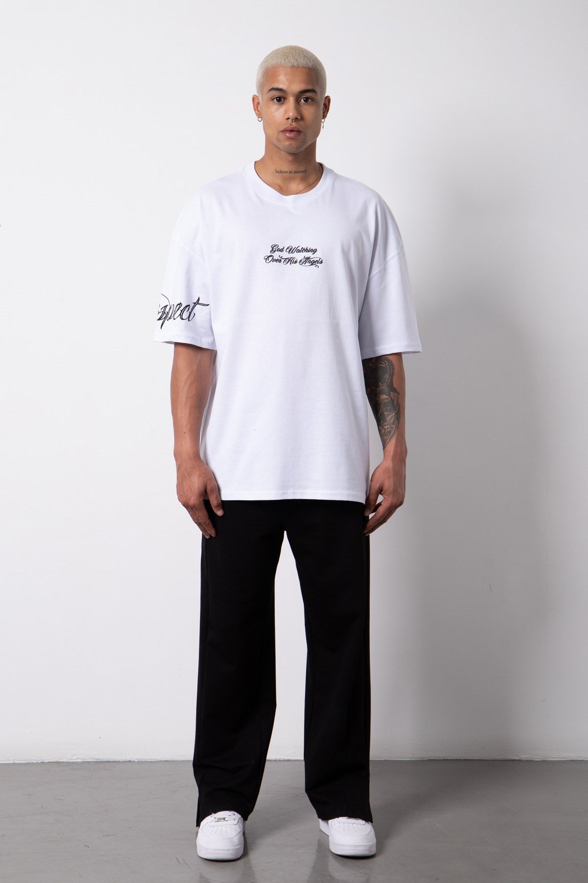 Oversize God Watching Baskılı Pamuklu T-Shirt BEYAZ