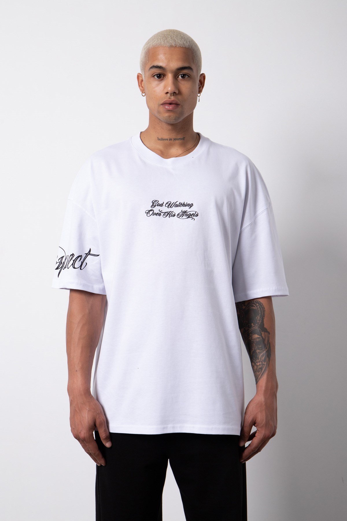 Oversize God Watching Baskılı Pamuklu T-Shirt BEYAZ