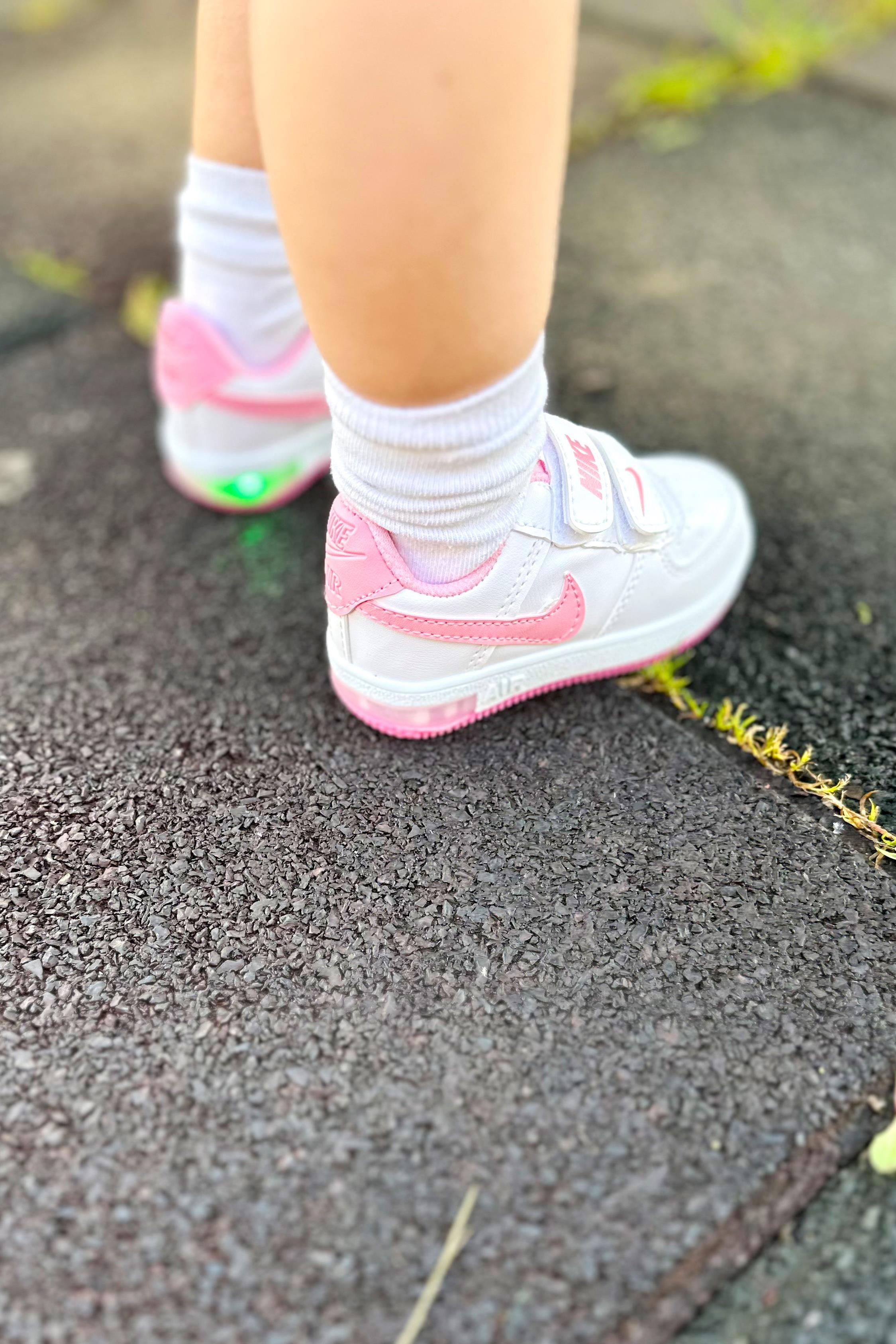 Amblem Baskılı Işıklı Çocuk Spor Ayakkabı Beyaz Pembe