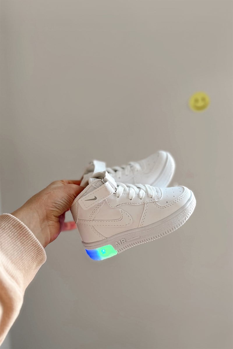 Bağcıklı Işıklı Çocuk Beyaz Bir Takım