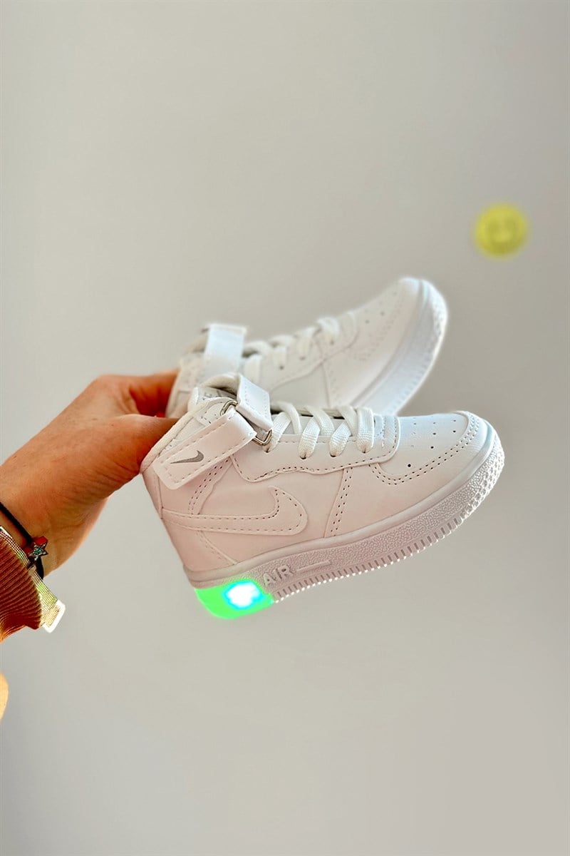 Bağcıklı Işıklı Çocuk Beyaz Bir Takım