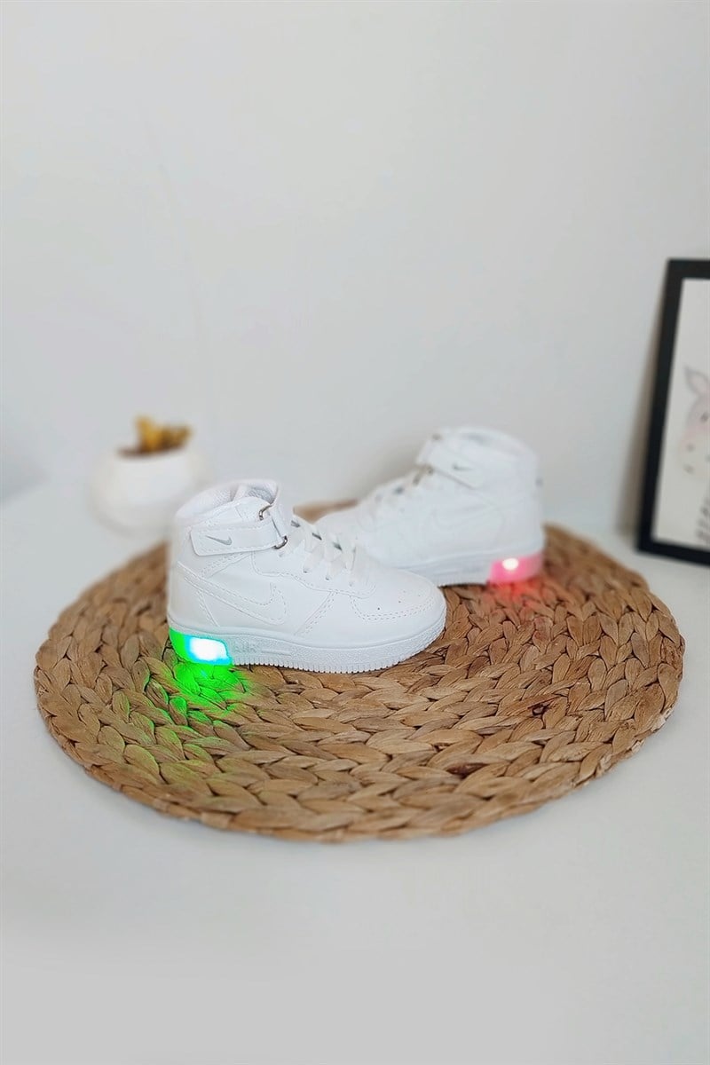 Bağcıklı Işıklı Çocuk Beyaz Bir Takım