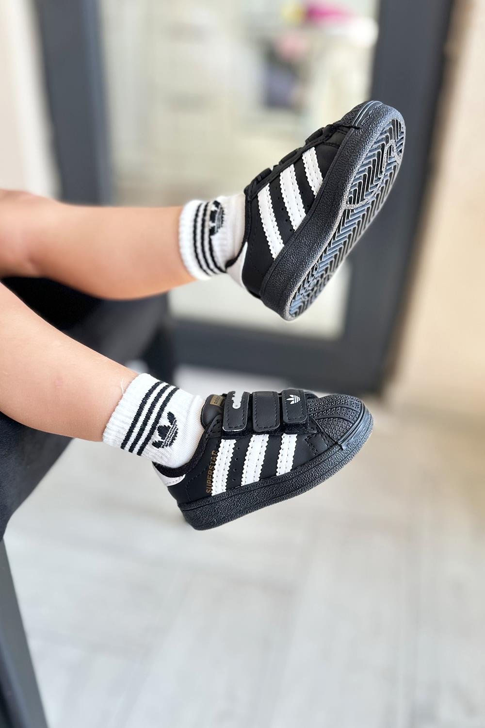 Cırtlı Yanı Siyah Şeritli Yazı Gold Çocuk Siyah Spor Ayakkabı