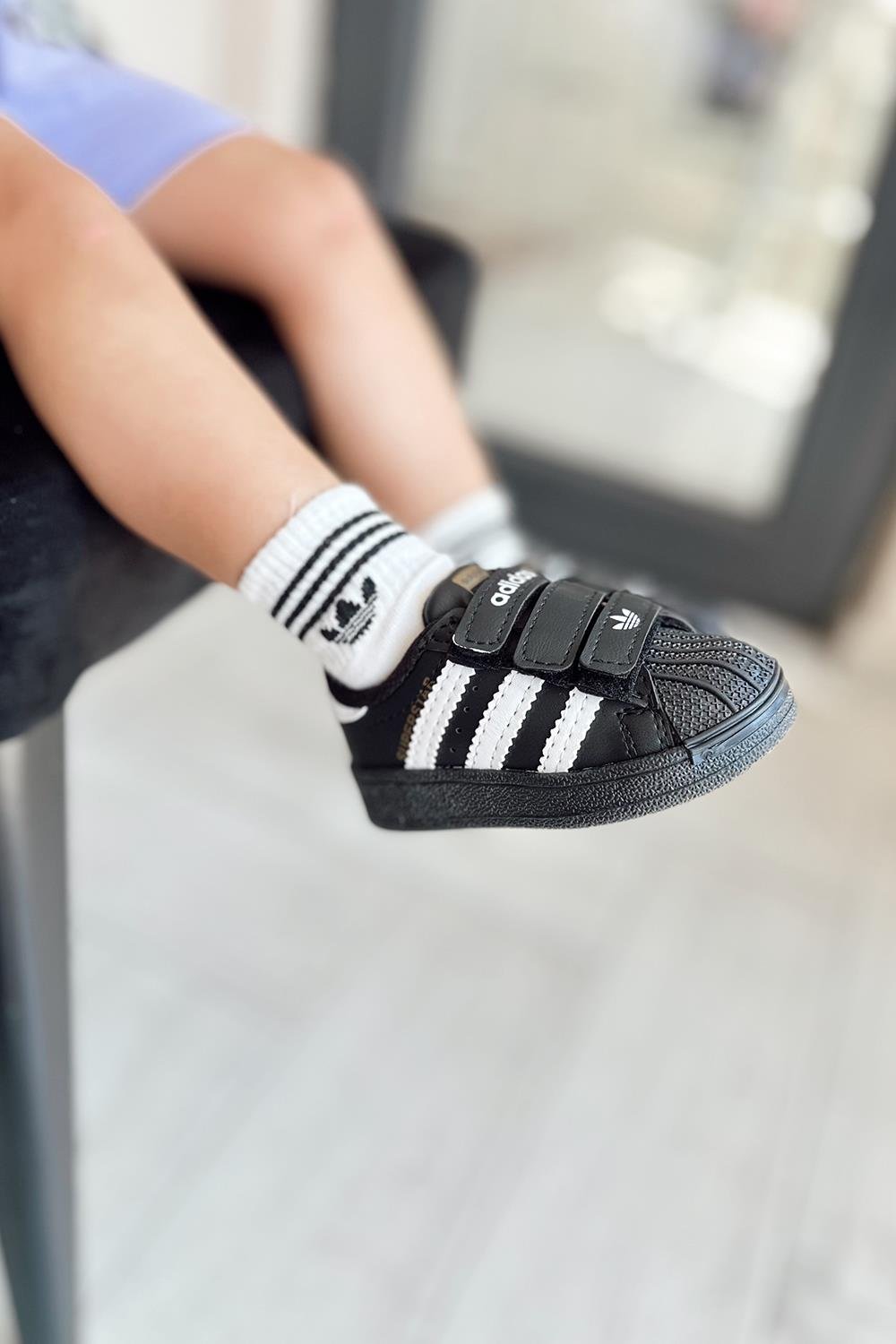 Cırtlı Yanı Siyah Şeritli Yazı Gold Çocuk Siyah Spor Ayakkabı