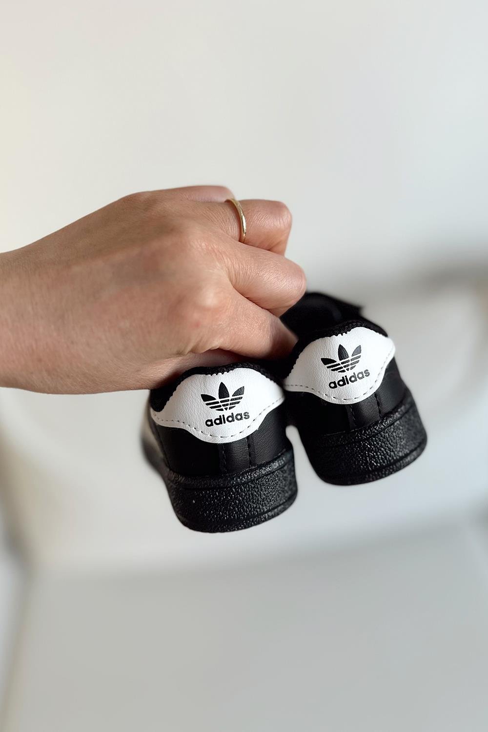 Cırtlı Yanı Siyah Şeritli Yazı Gold Çocuk Siyah Spor Ayakkabı