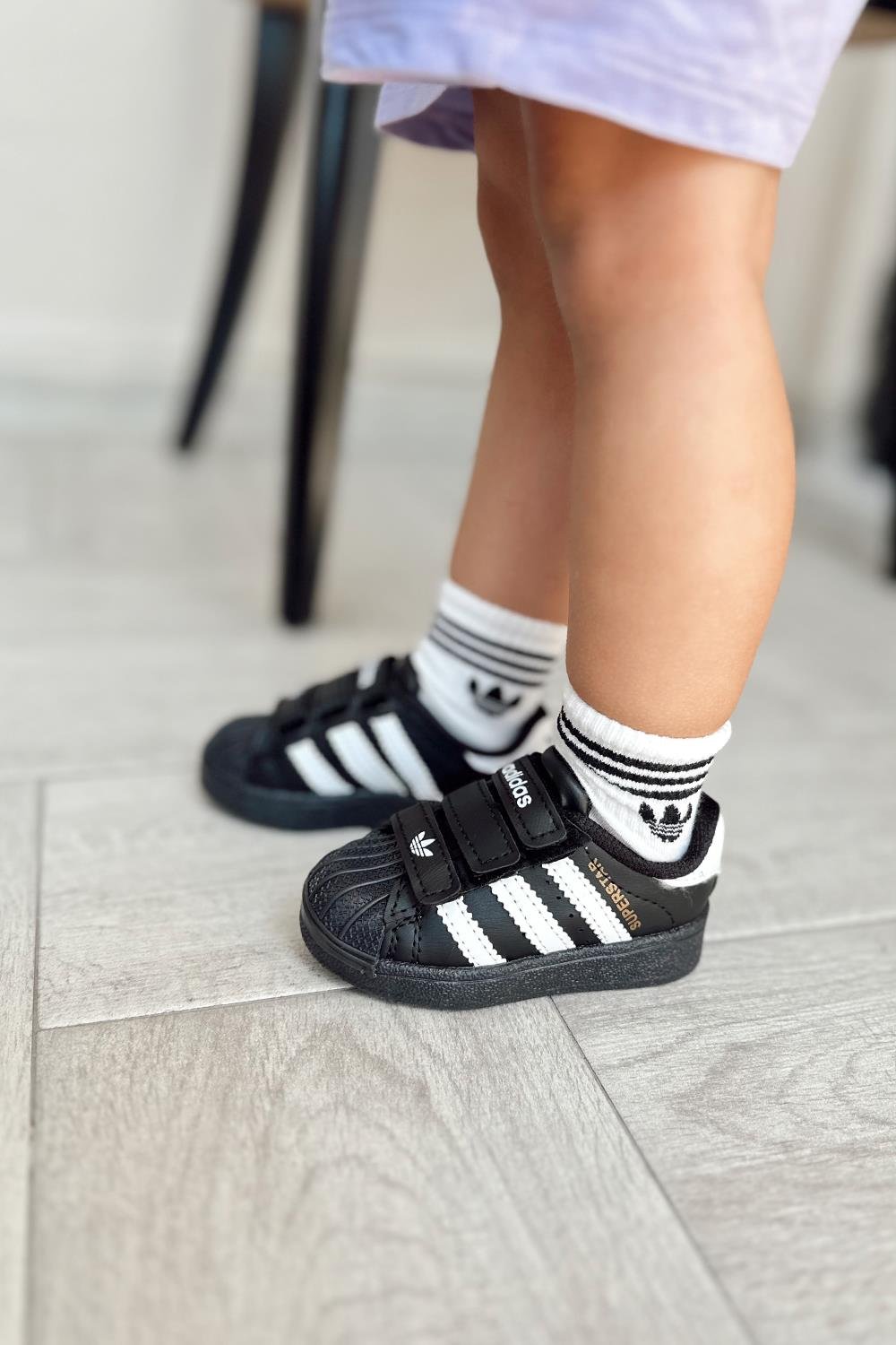 Cırtlı Yanı Siyah Şeritli Yazı Gold Çocuk Siyah Spor Ayakkabı