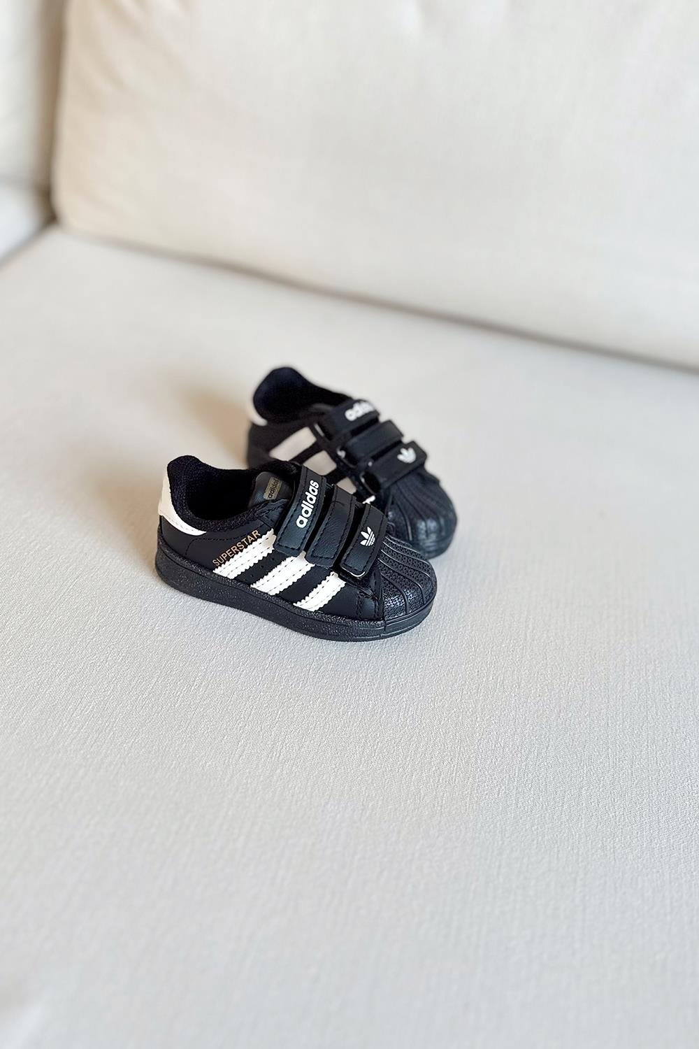 Cırtlı Yanı Siyah Şeritli Yazı Gold Çocuk Siyah Spor Ayakkabı