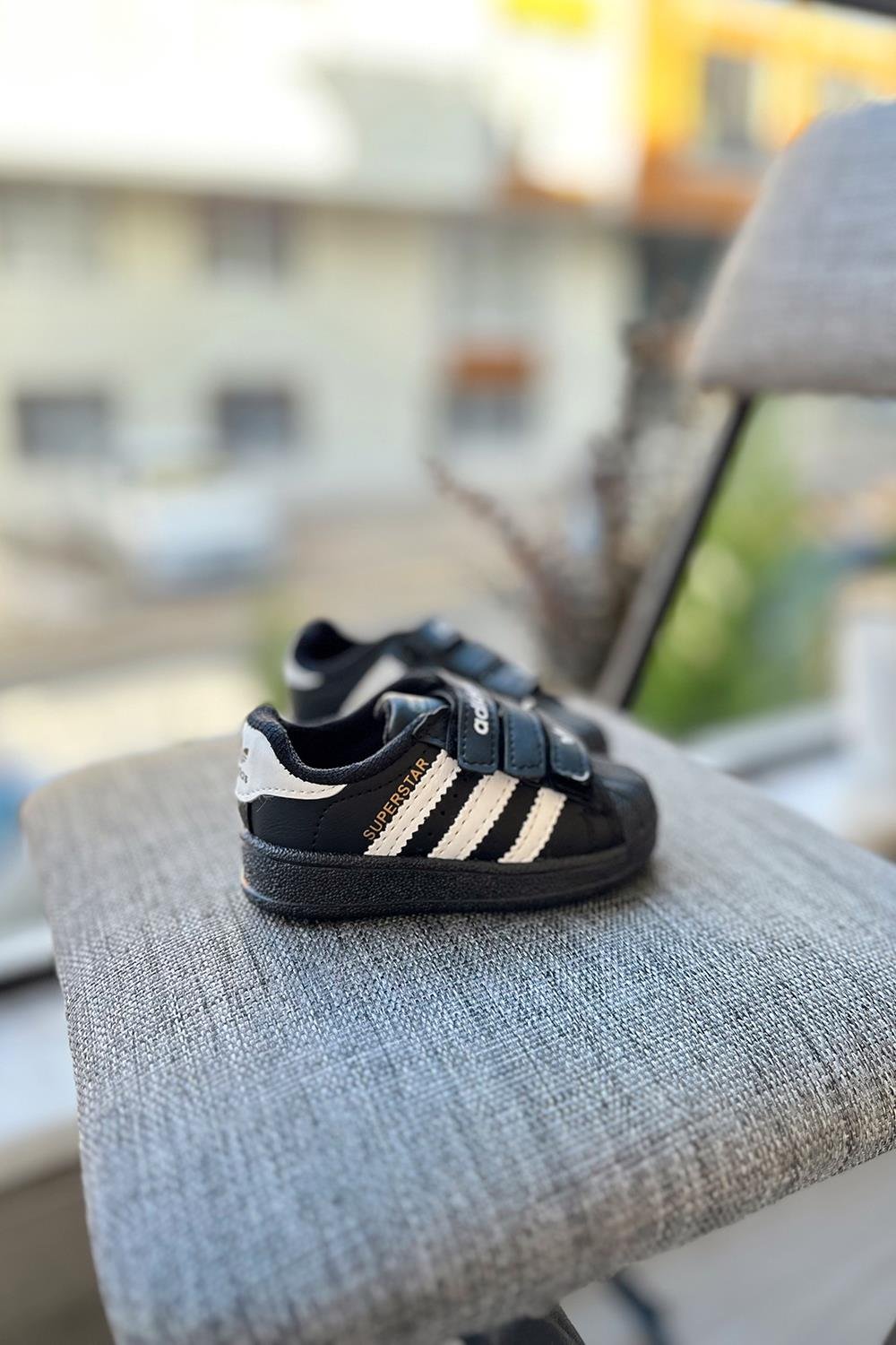 Cırtlı Yanı Siyah Şeritli Yazı Gold Çocuk Siyah Spor Ayakkabı