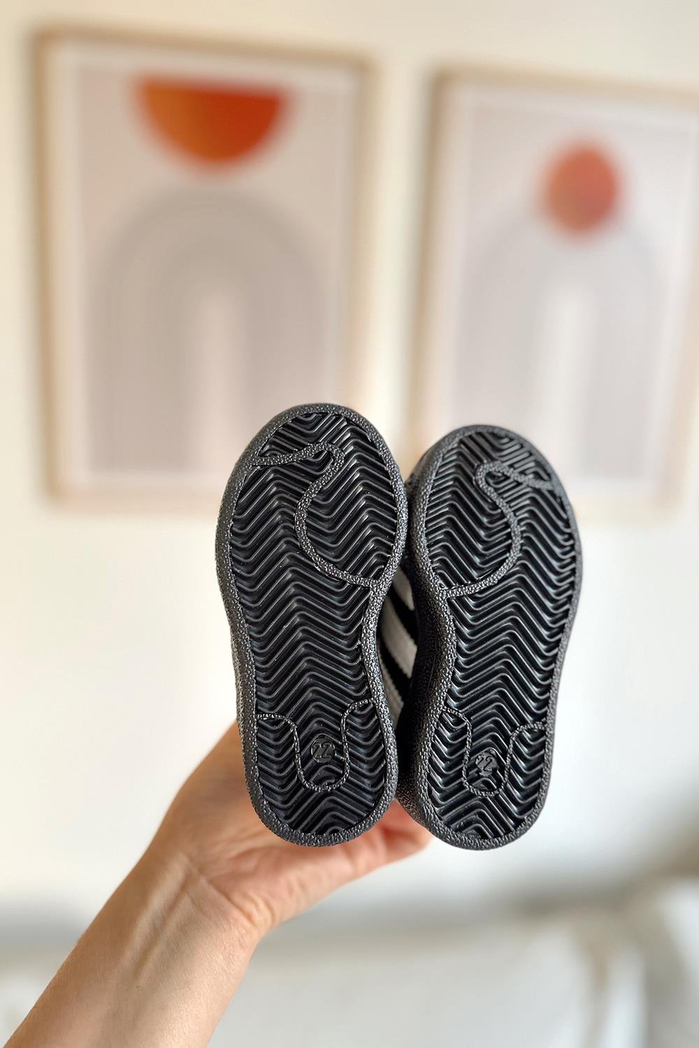 Cırtlı Yanı Siyah Şeritli Yazı Gold Çocuk Siyah Spor Ayakkabı