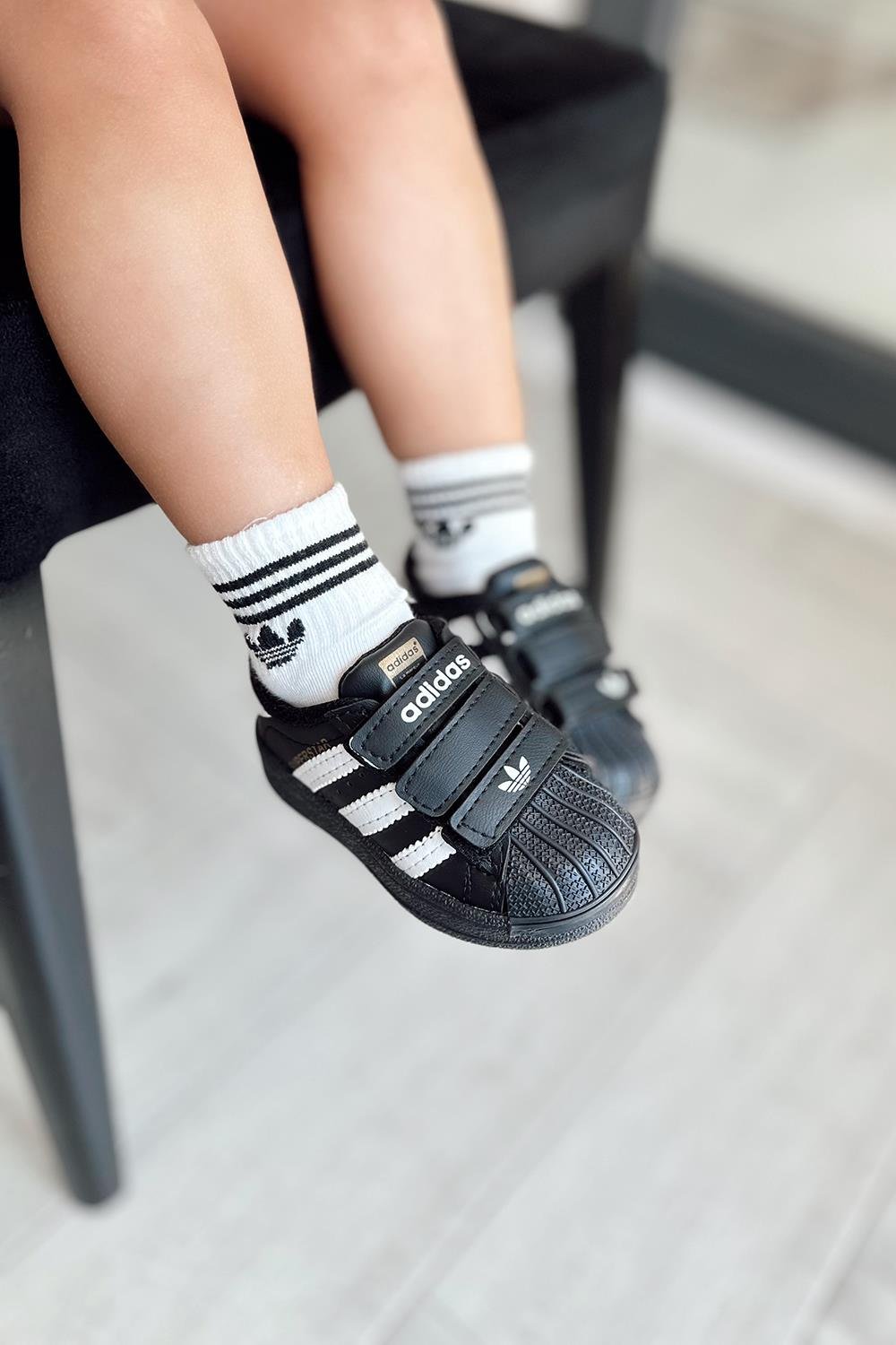 Cırtlı Yanı Siyah Şeritli Yazı Gold Çocuk Siyah Spor Ayakkabı