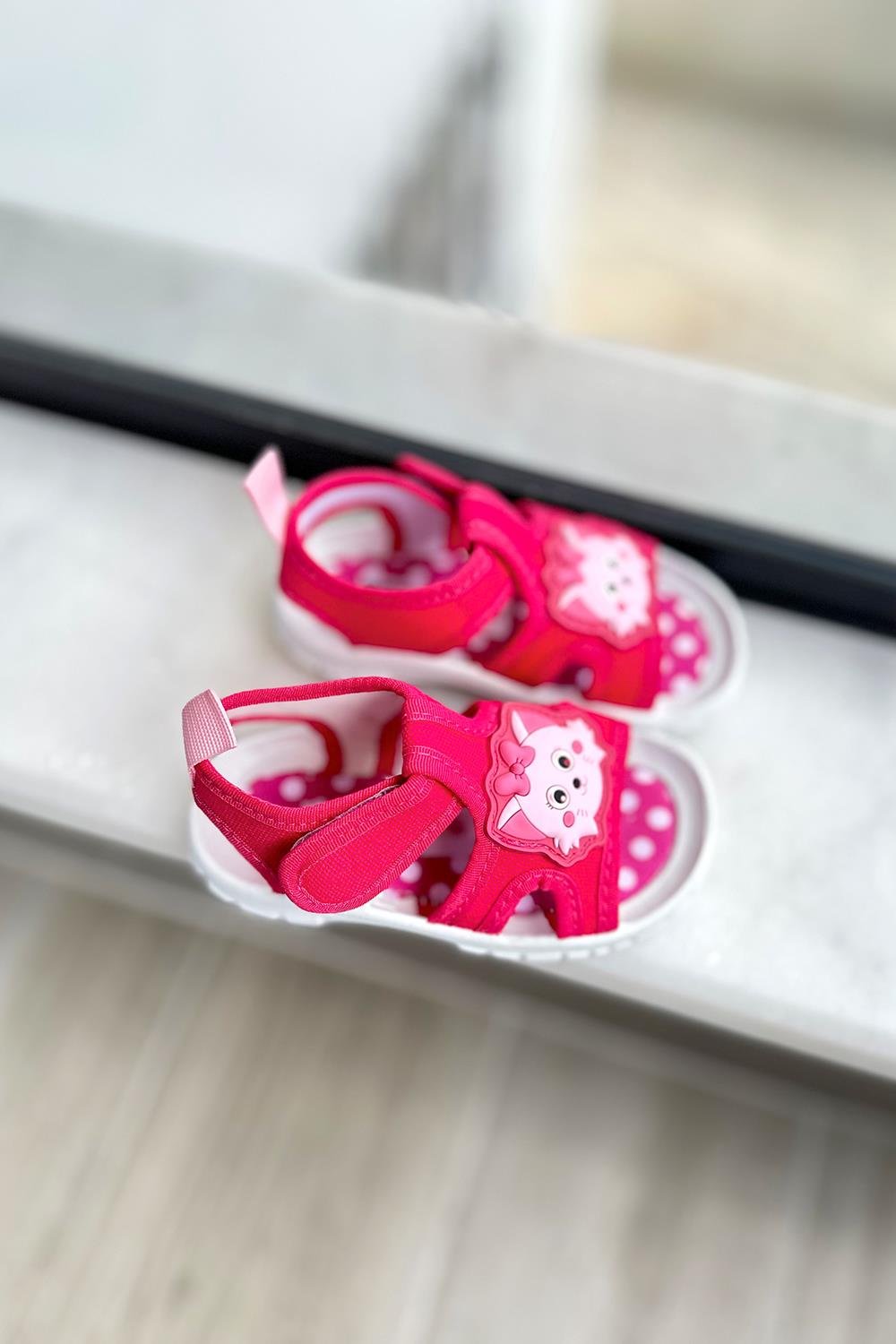 Kedi Baskılı Yapışkanlı Kız Çocuk Sandalet Pembe