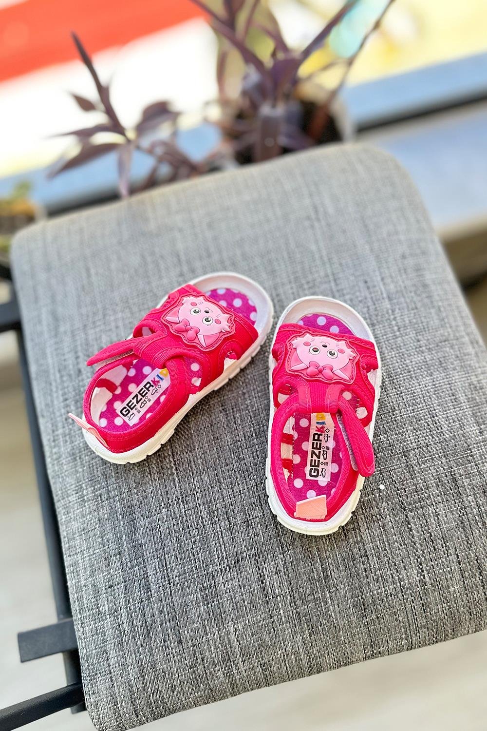 Kedi Baskılı Yapışkanlı Kız Çocuk Sandalet Pembe