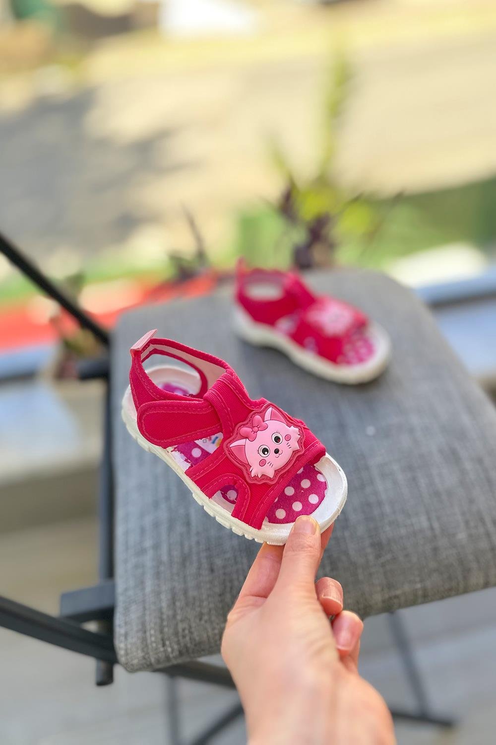Kedi Baskılı Yapışkanlı Kız Çocuk Sandalet Pembe