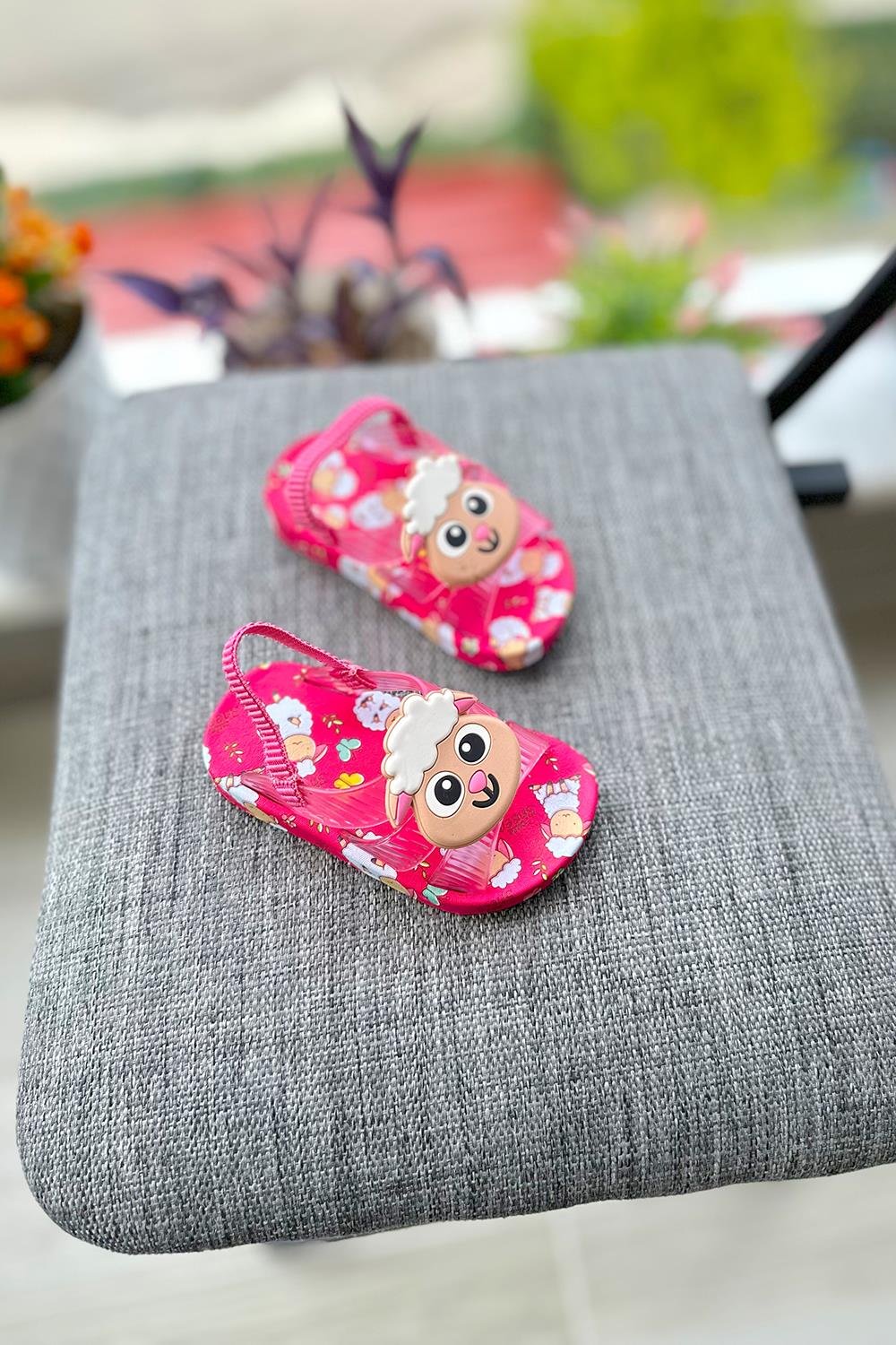 Kuzu Baskılı Lastikli Çocuk Sandalet Fuşya