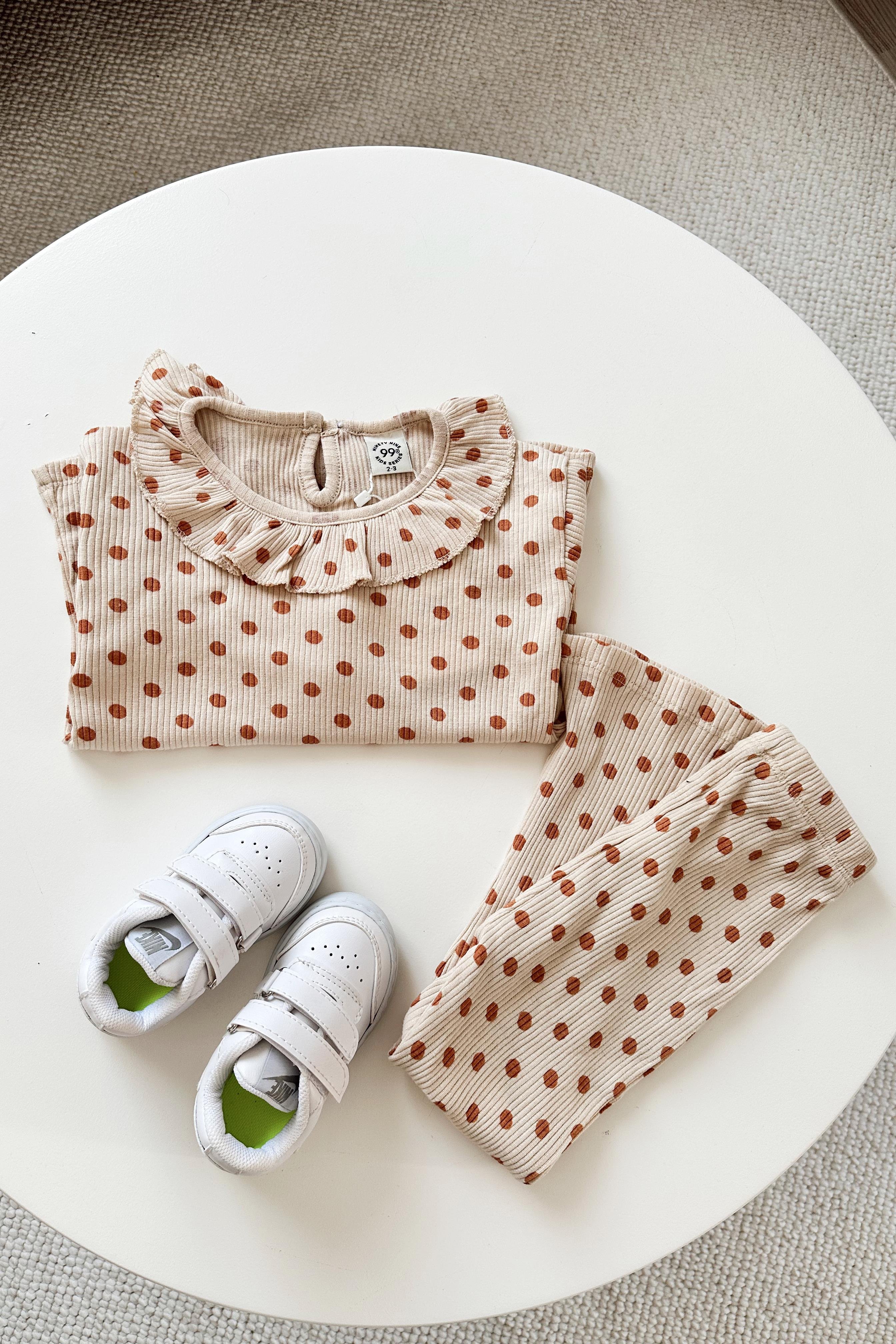 Nokta Desenli Yakası Fırfırlı Kız Çocuk Takım Bej