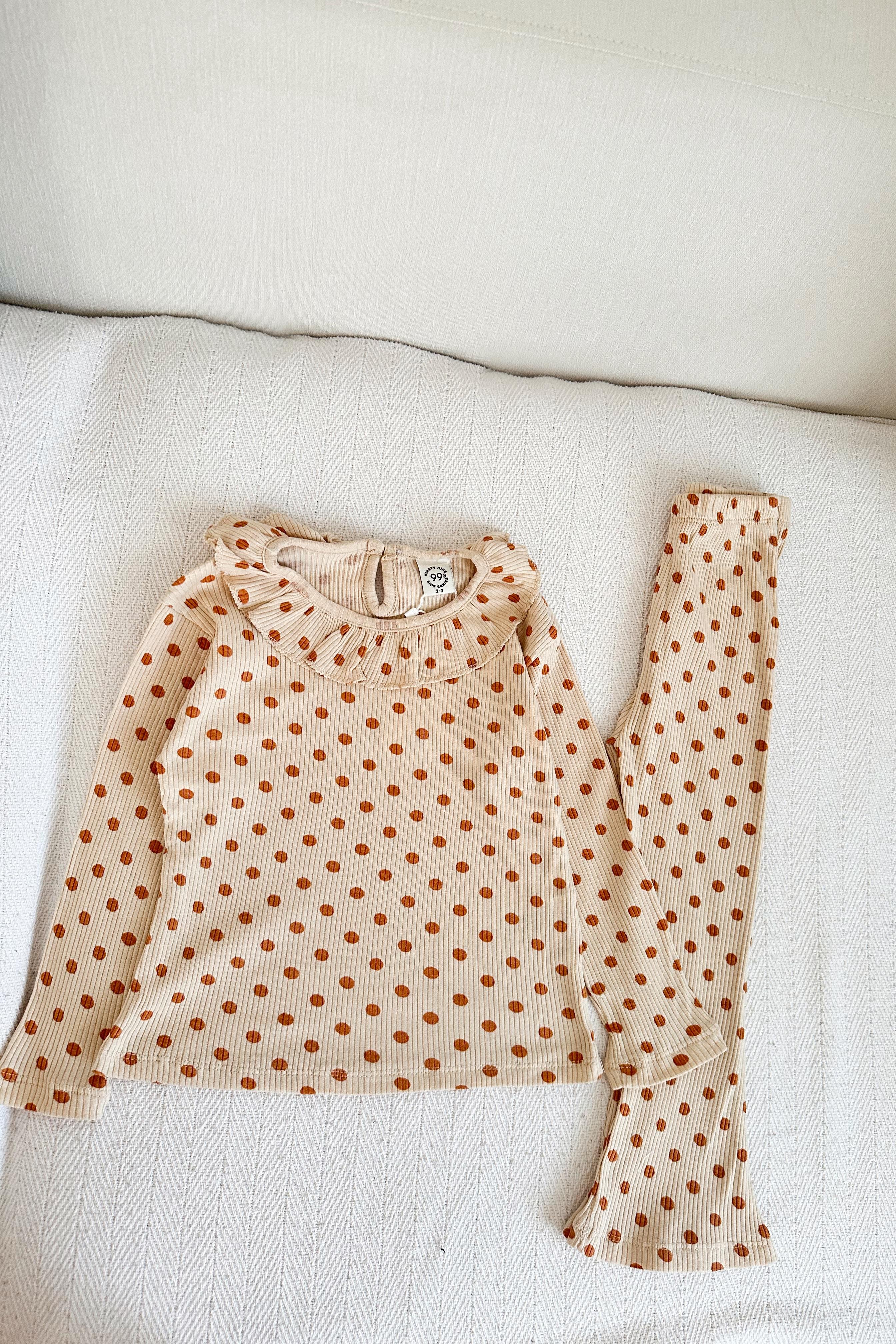 Nokta Desenli Yakası Fırfırlı Kız Çocuk Takım Bej