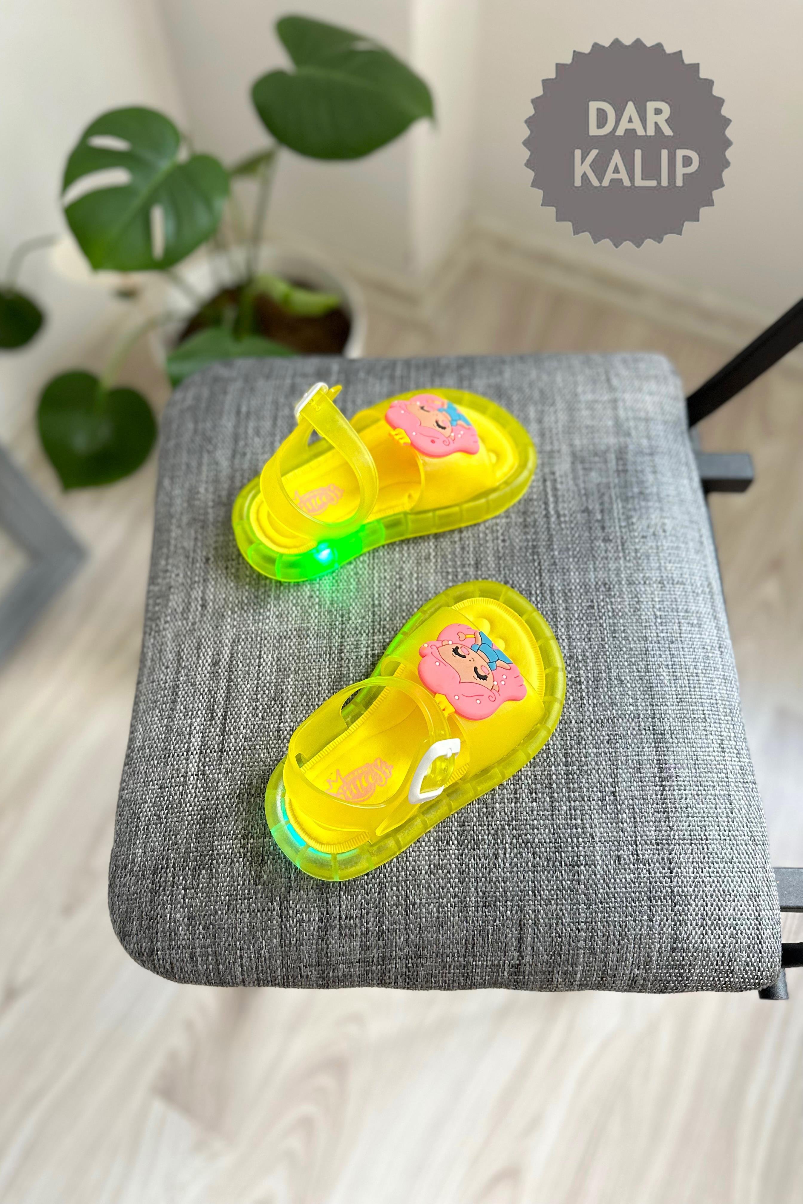 Prenses Baskılı Çocuk Işıklı Sandalet Sarı