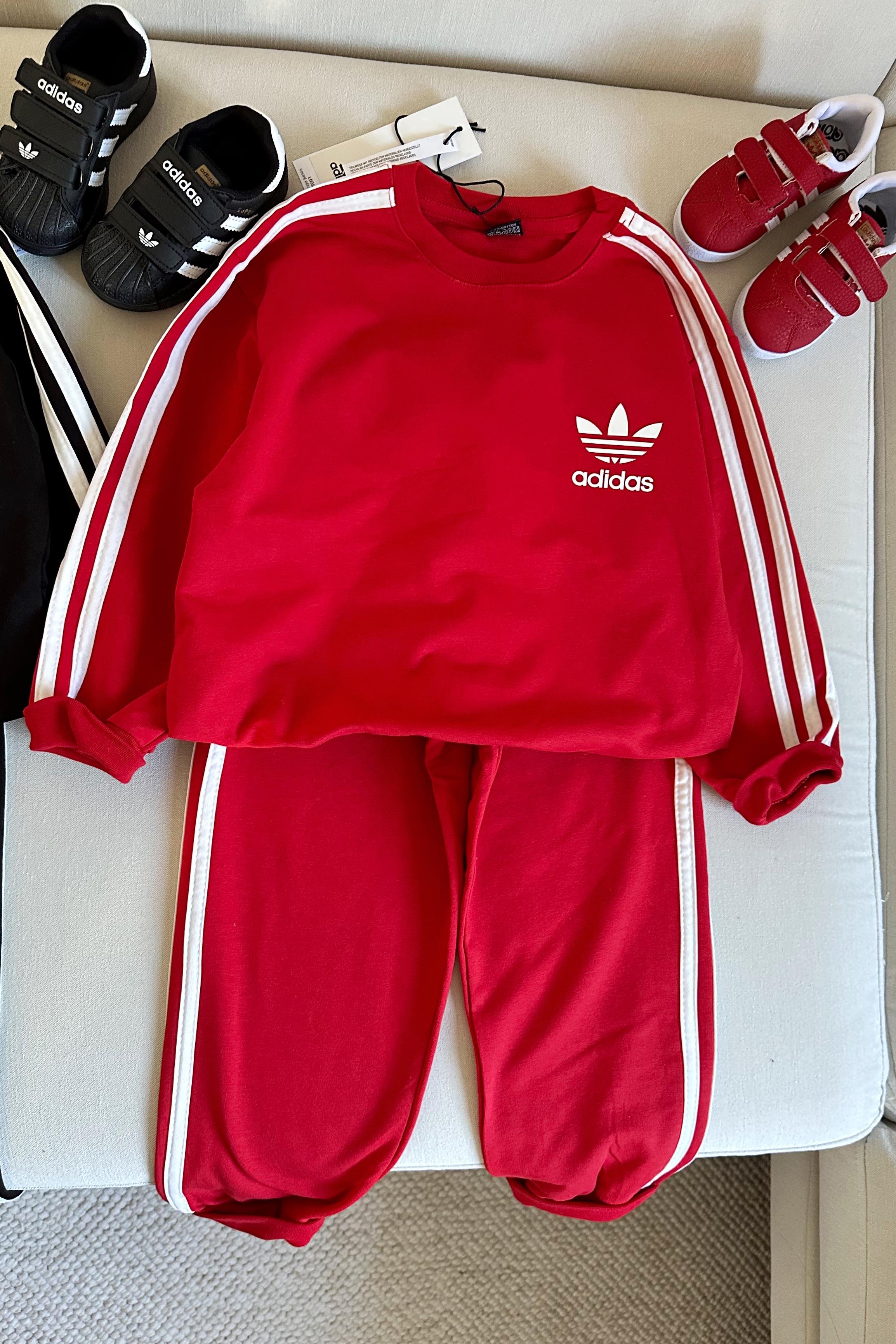 Yanı Çizgili Çocuk Eşofman Takımı Farklı Amblem Kırmızı Beyaz