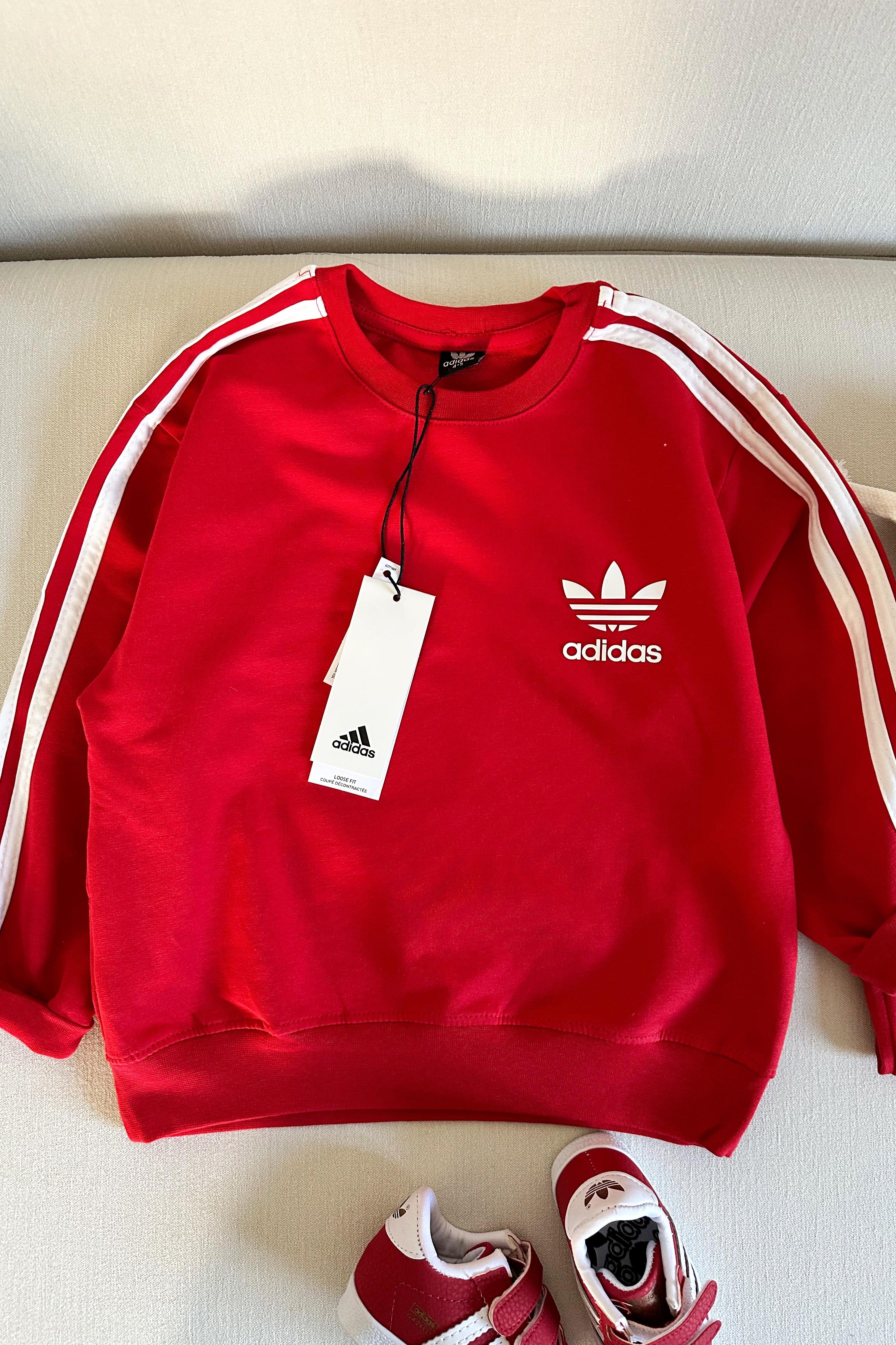 Yanı Çizgili Çocuk Eşofman Takımı Farklı Amblem Kırmızı Beyaz