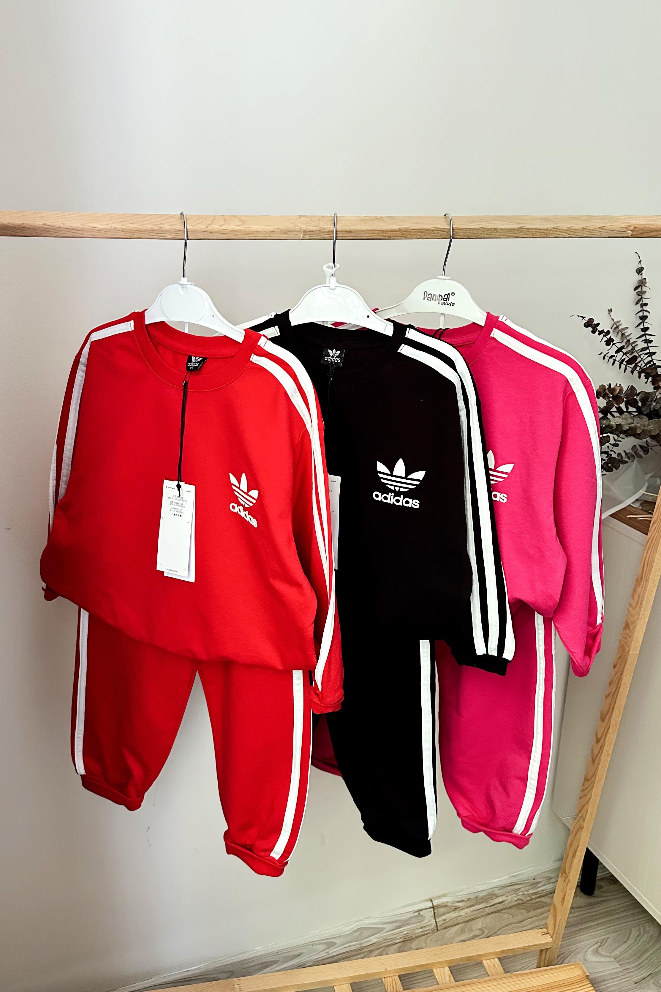 Yanı Çizgili Çocuk Eşofman Takımı Farklı Amblem Kırmızı Beyaz