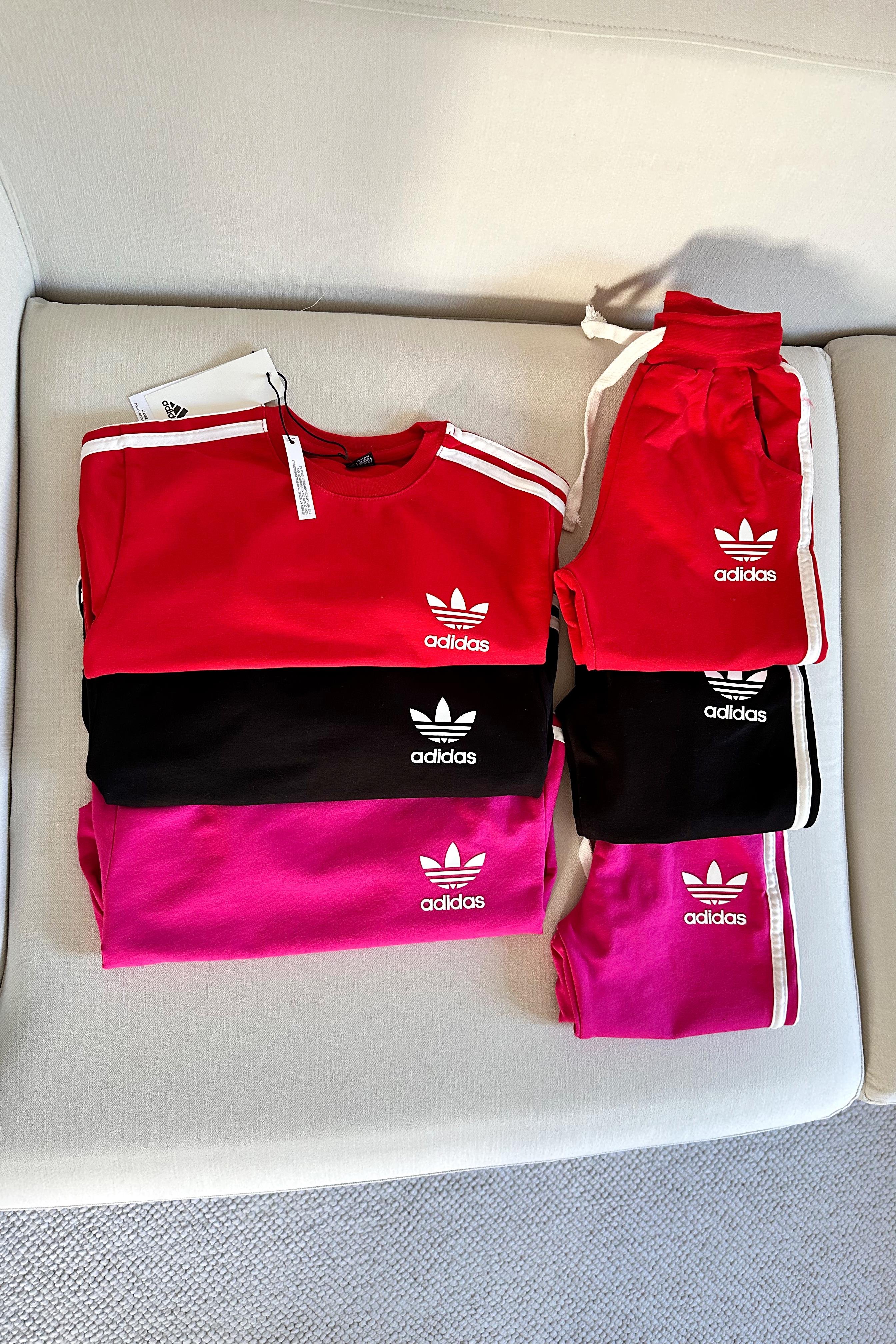 Yanı Çizgili Çocuk Eşofman Takımı Farklı Amblem Kırmızı Beyaz