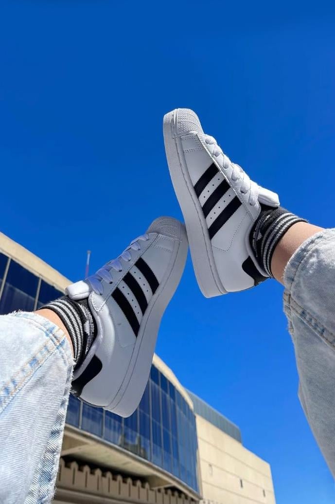 Yanı Siyah Şeritli Spor Ayakkabı Beyaz