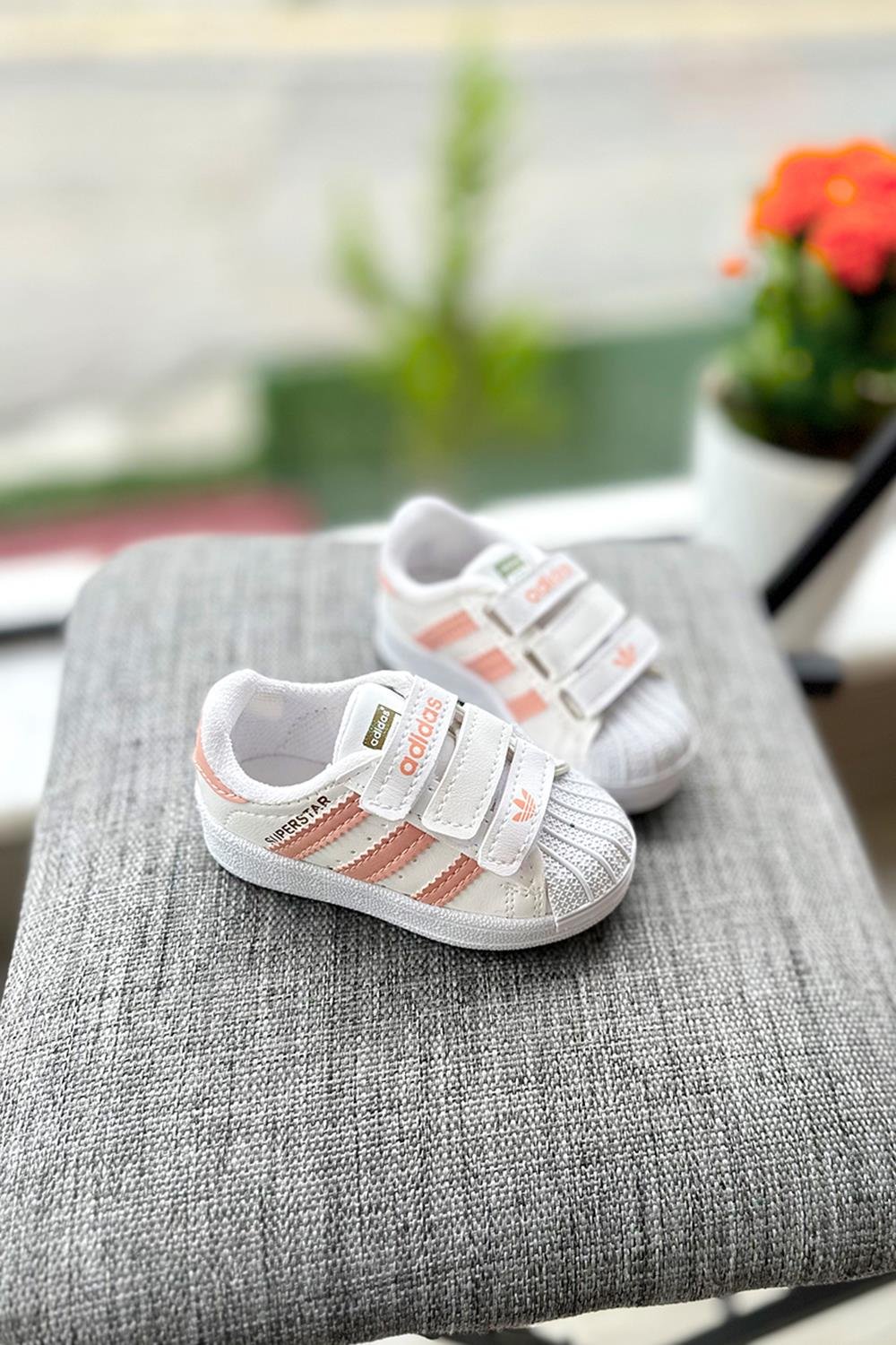 Yapışkanlı Yanı Renkli Şeritli Çocuk Spor Ayakkabı Beyaz Pudra