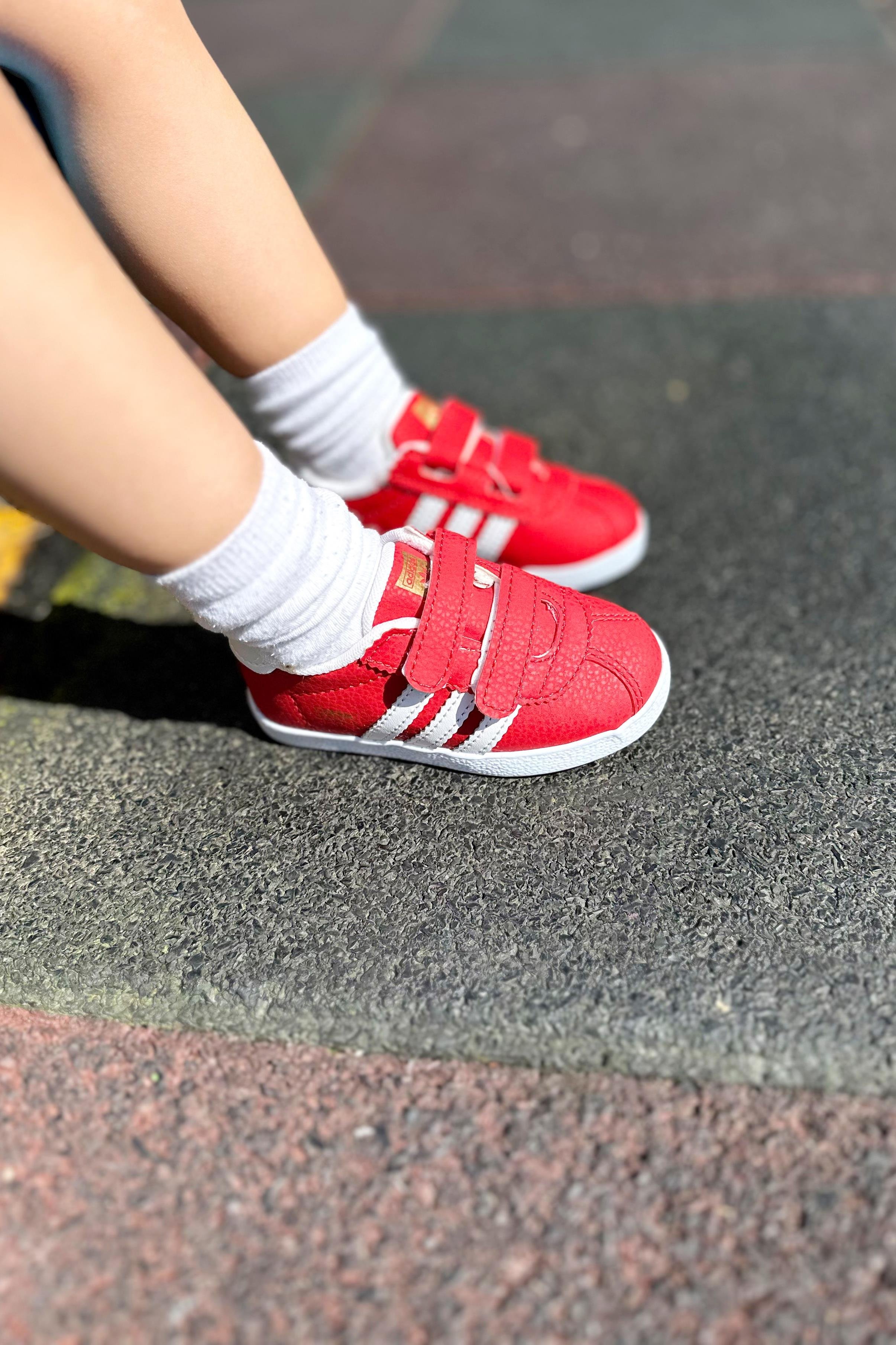 Yazı Baskılı Yapışkanlı Çocuk Spor Ayakkabı Kırmızı Beyaz