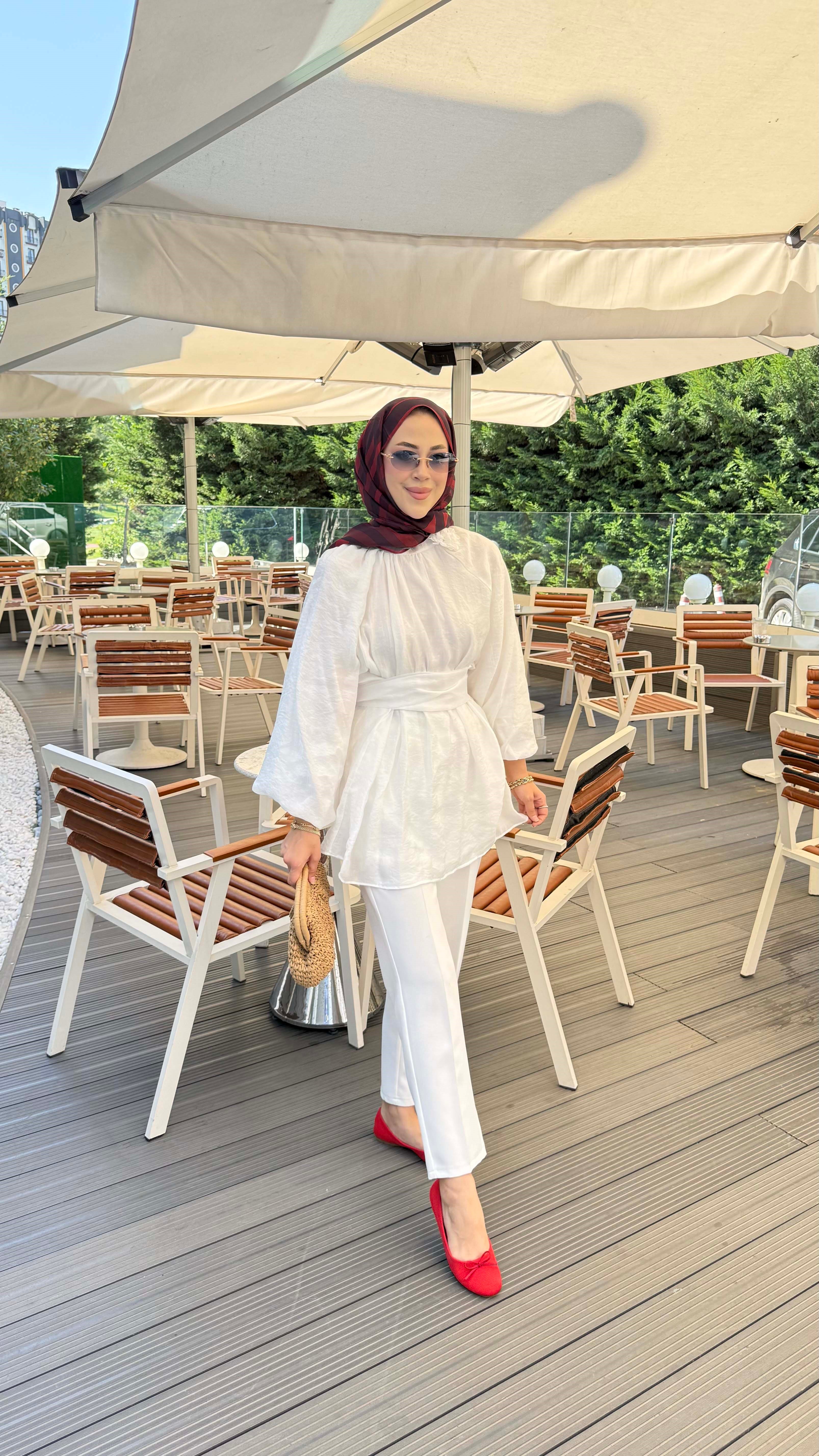 Gül Detaylı Kuşaklı Tunik Beyaz 2265