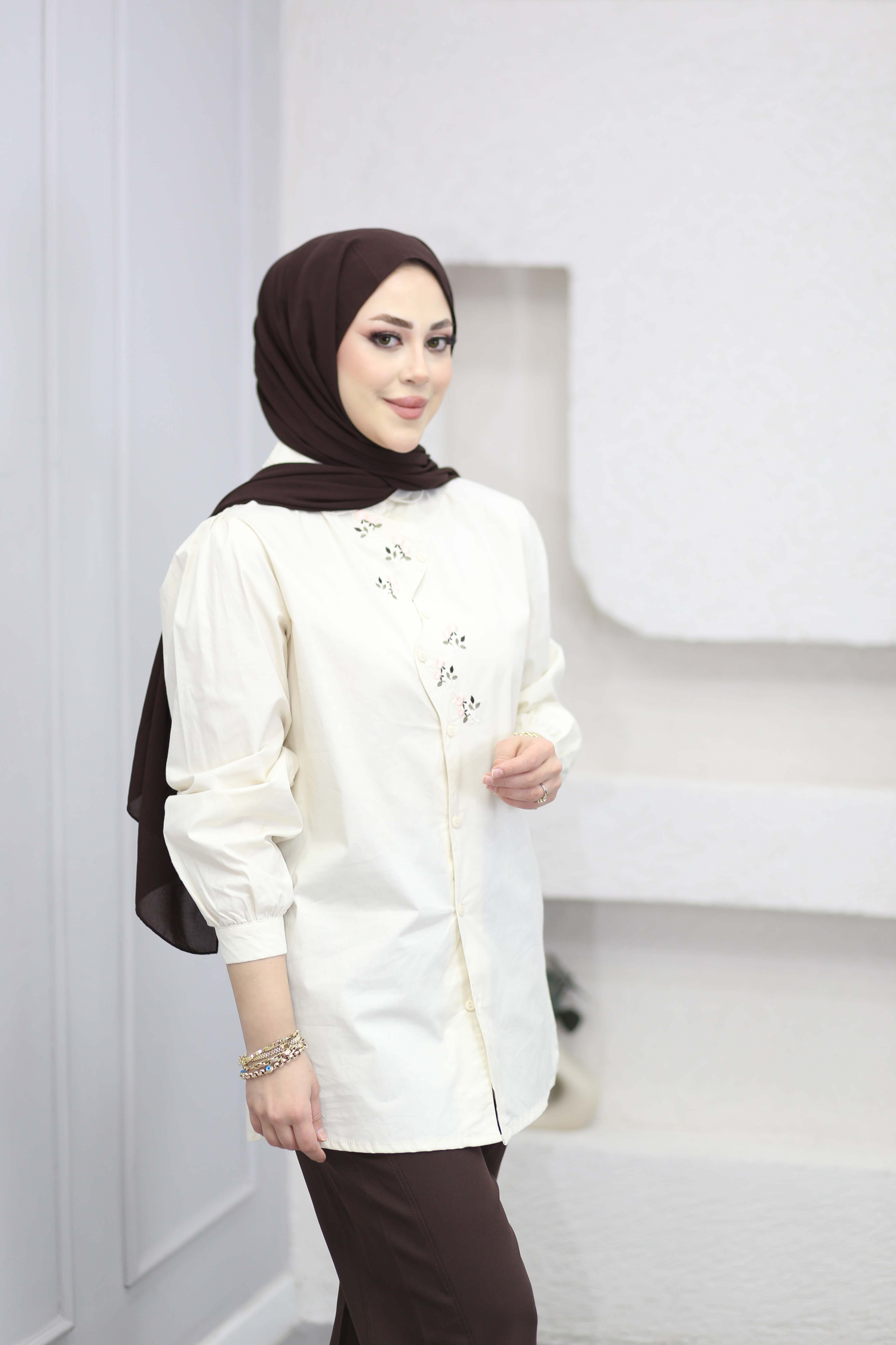 Fırfır Yaka Çiçek İşlemeli Gömlek Bej 260119