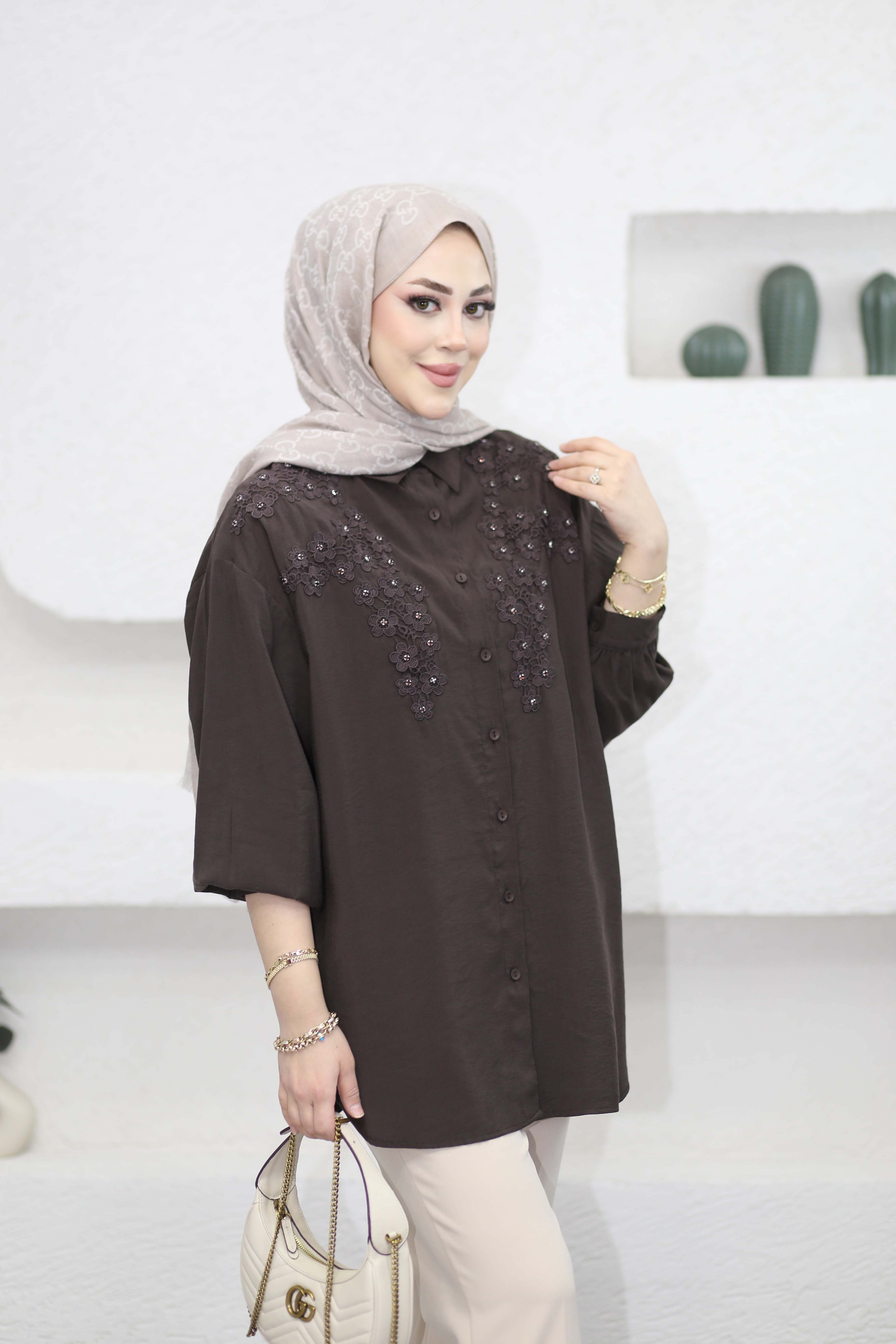 Şık Aplikli Gömlek Kahverengi 260141