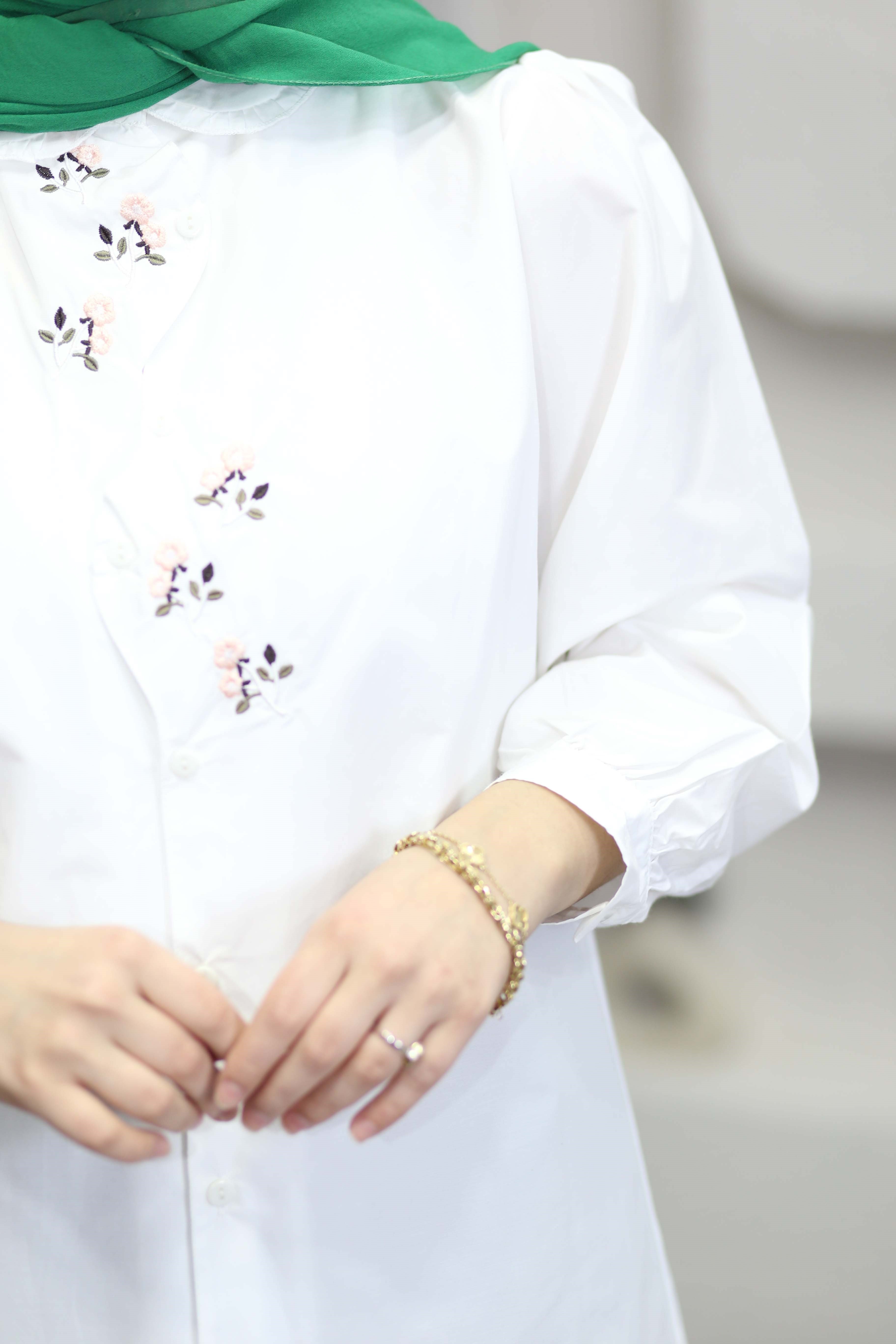 Fırfır Yaka Çiçek İşlemeli Gömlek Beyaz 260119