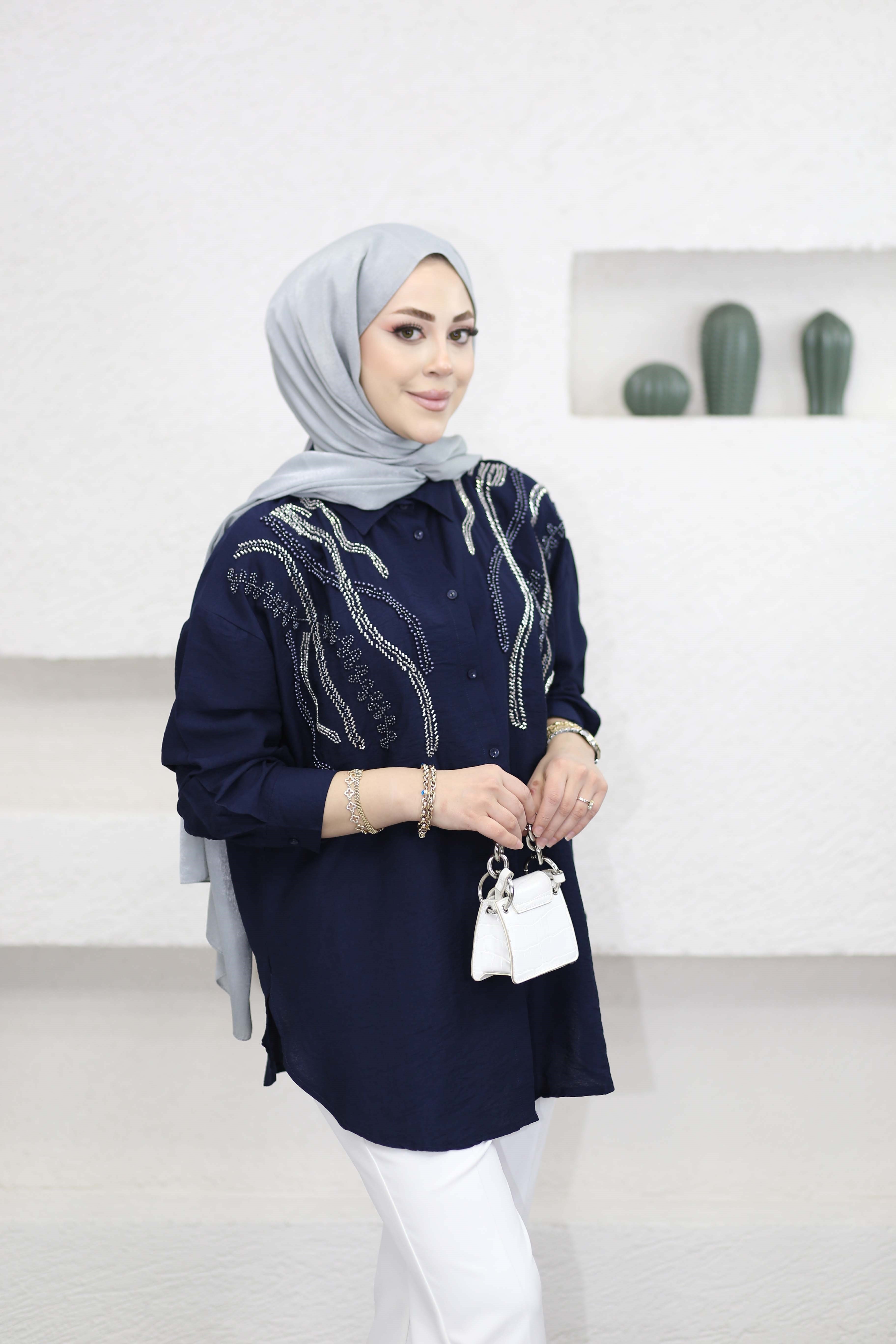 Sarmaşık Boncuk İşlemeli Gömlek Lacivert 3396