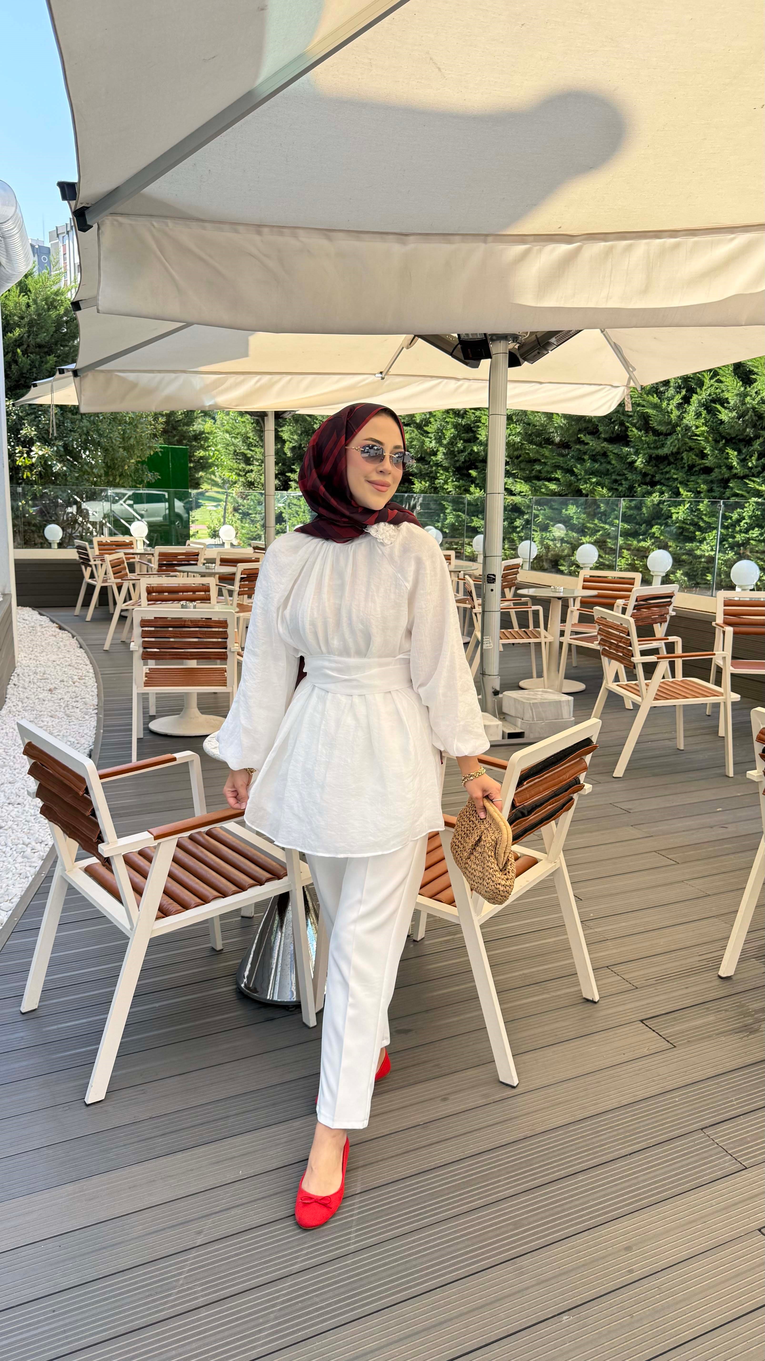 Gül Detaylı Kuşaklı Tunik Beyaz 2265