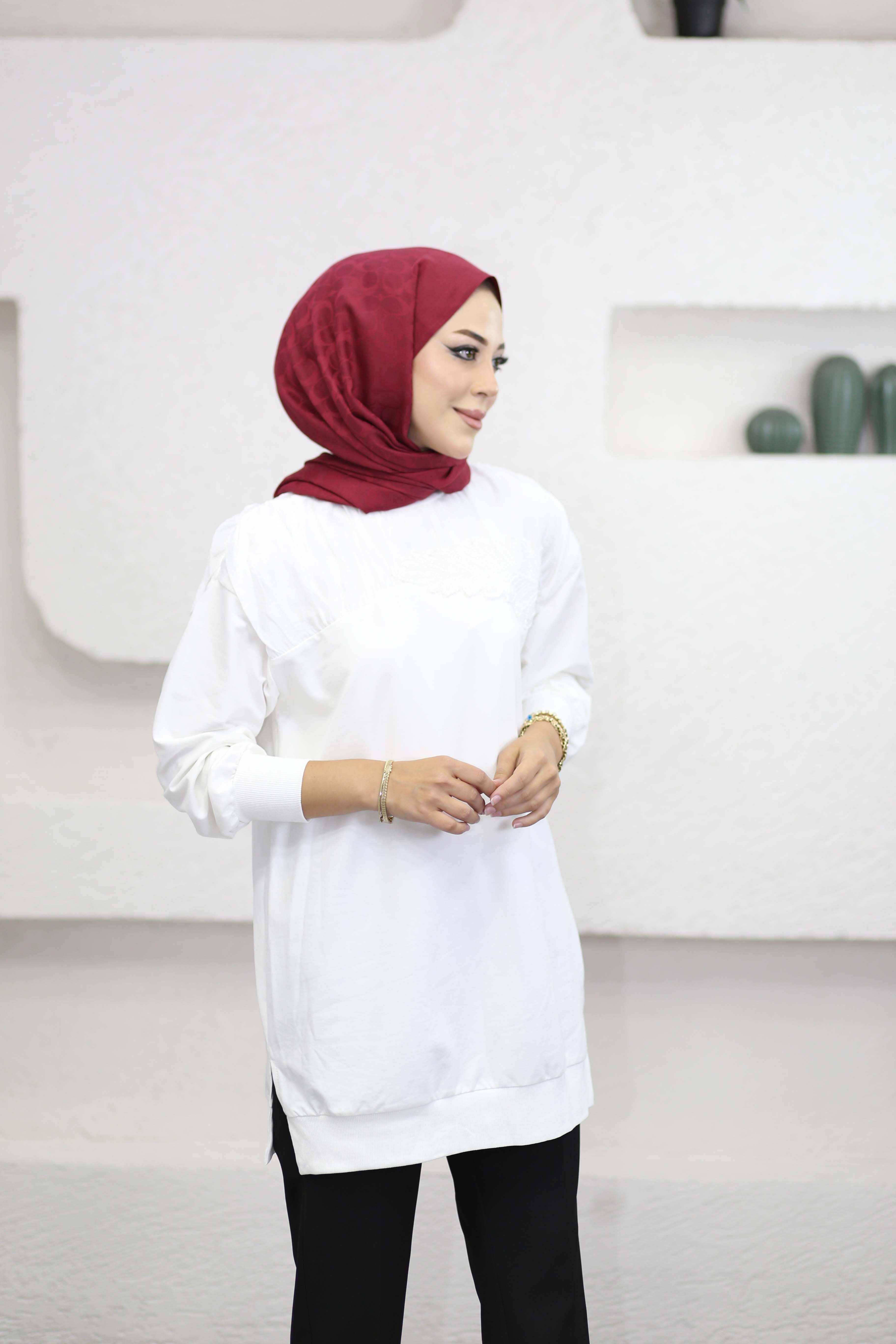Yaka Detay İşlemeli Sweat Beyaz 10817