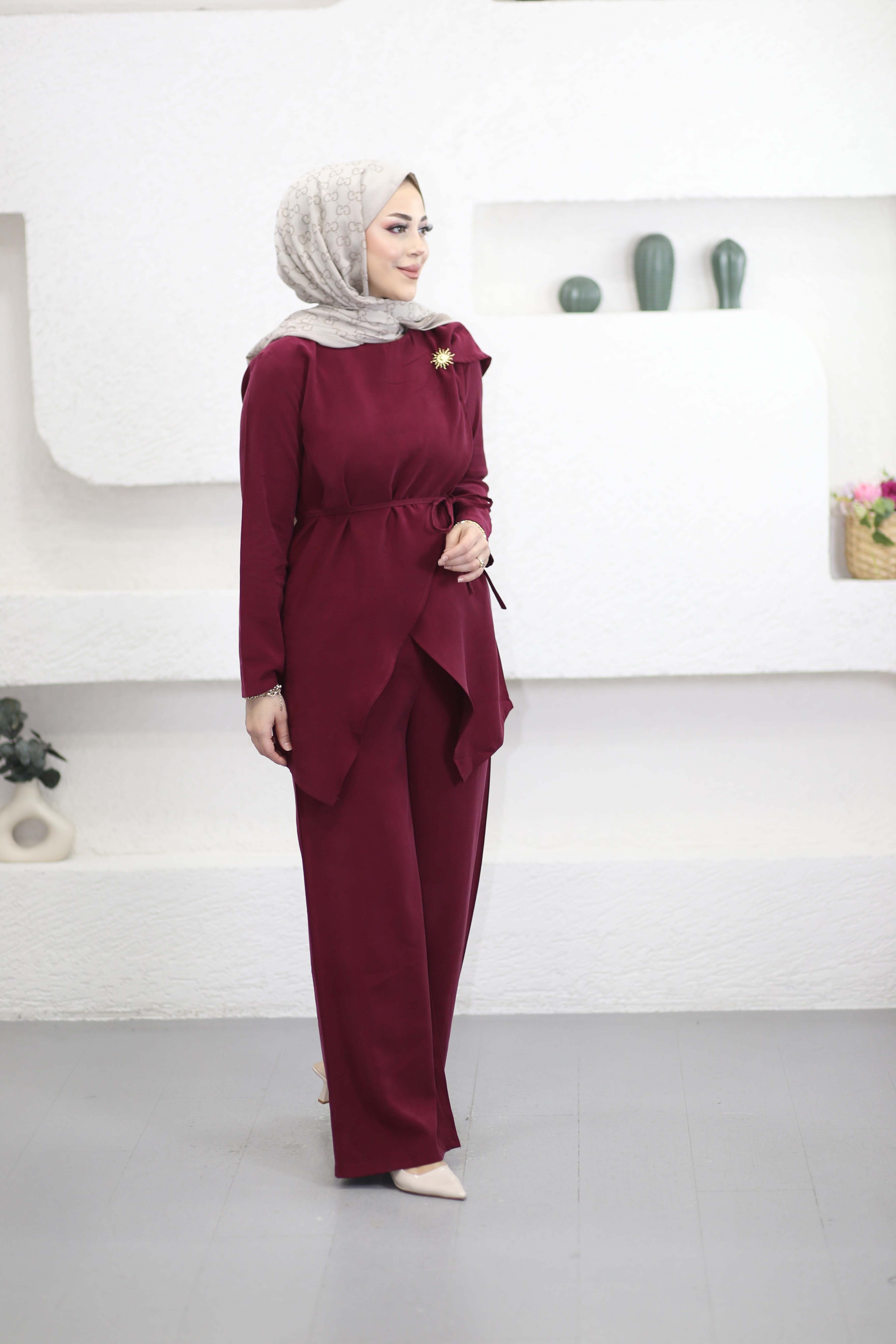 Güneş Broşlu Çapraz Takım Bordo 013
