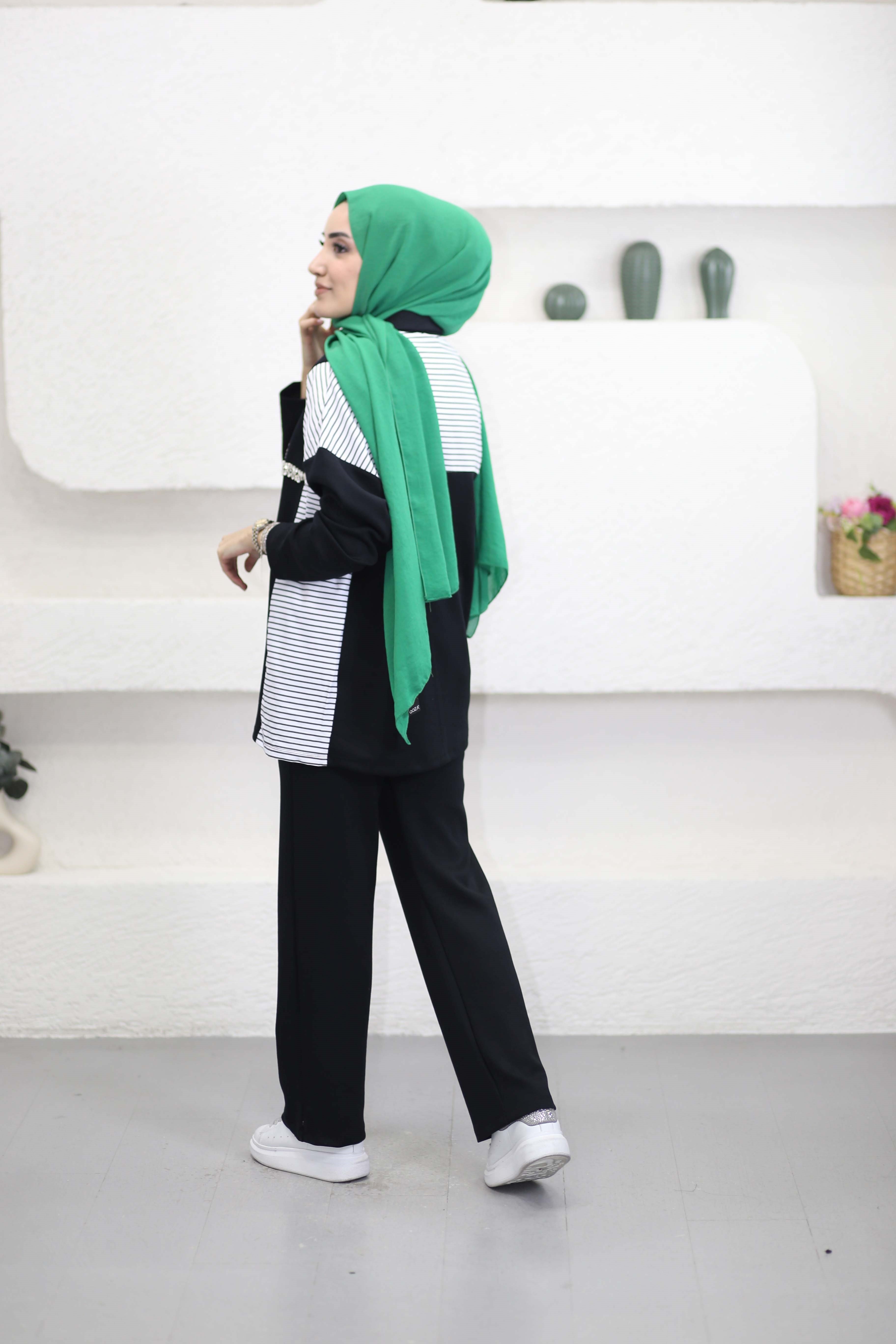 Taş Detaylı Çizgili Takım Siyah 2368