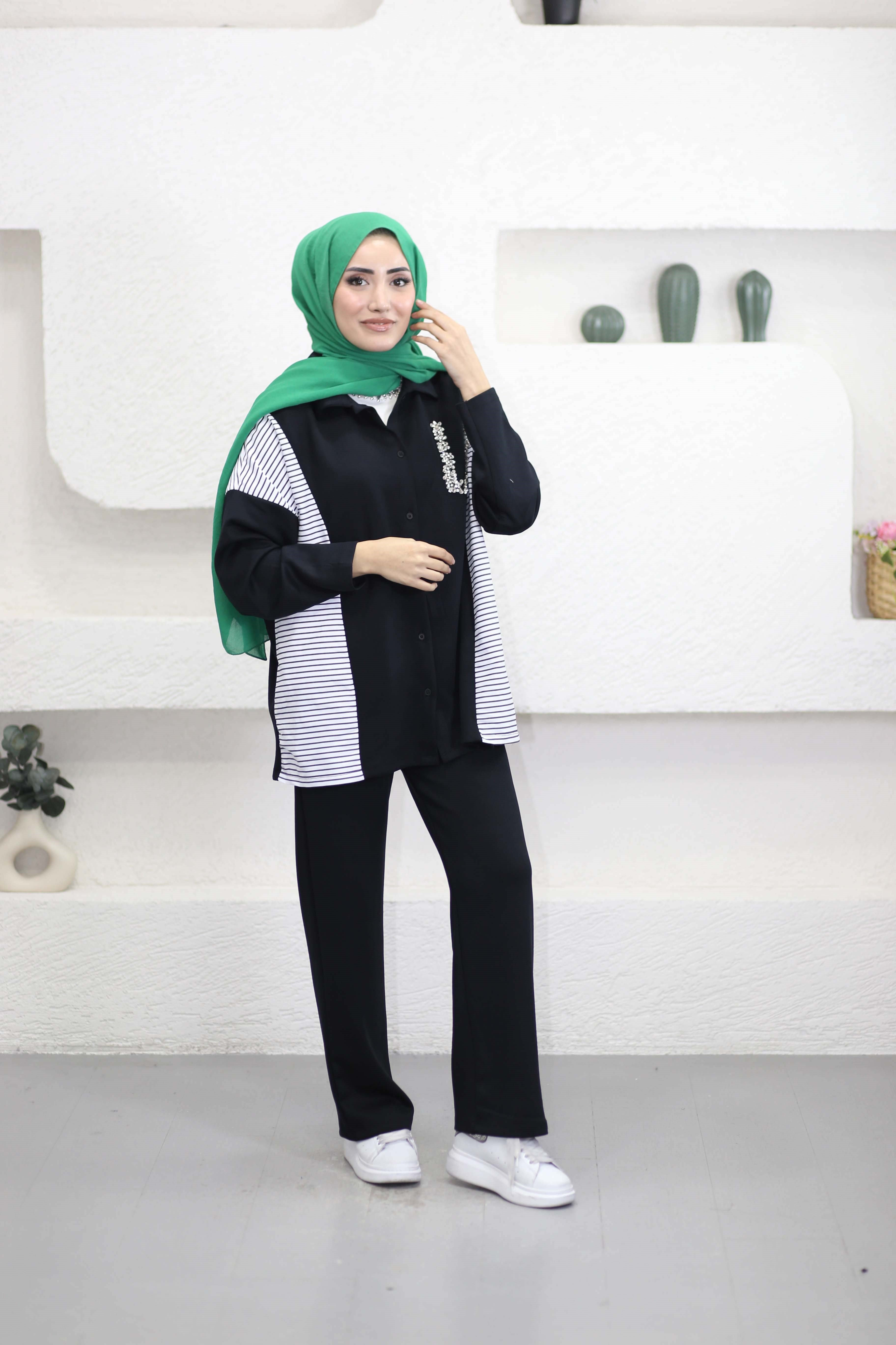 Taş Detaylı Çizgili Takım Siyah 2368