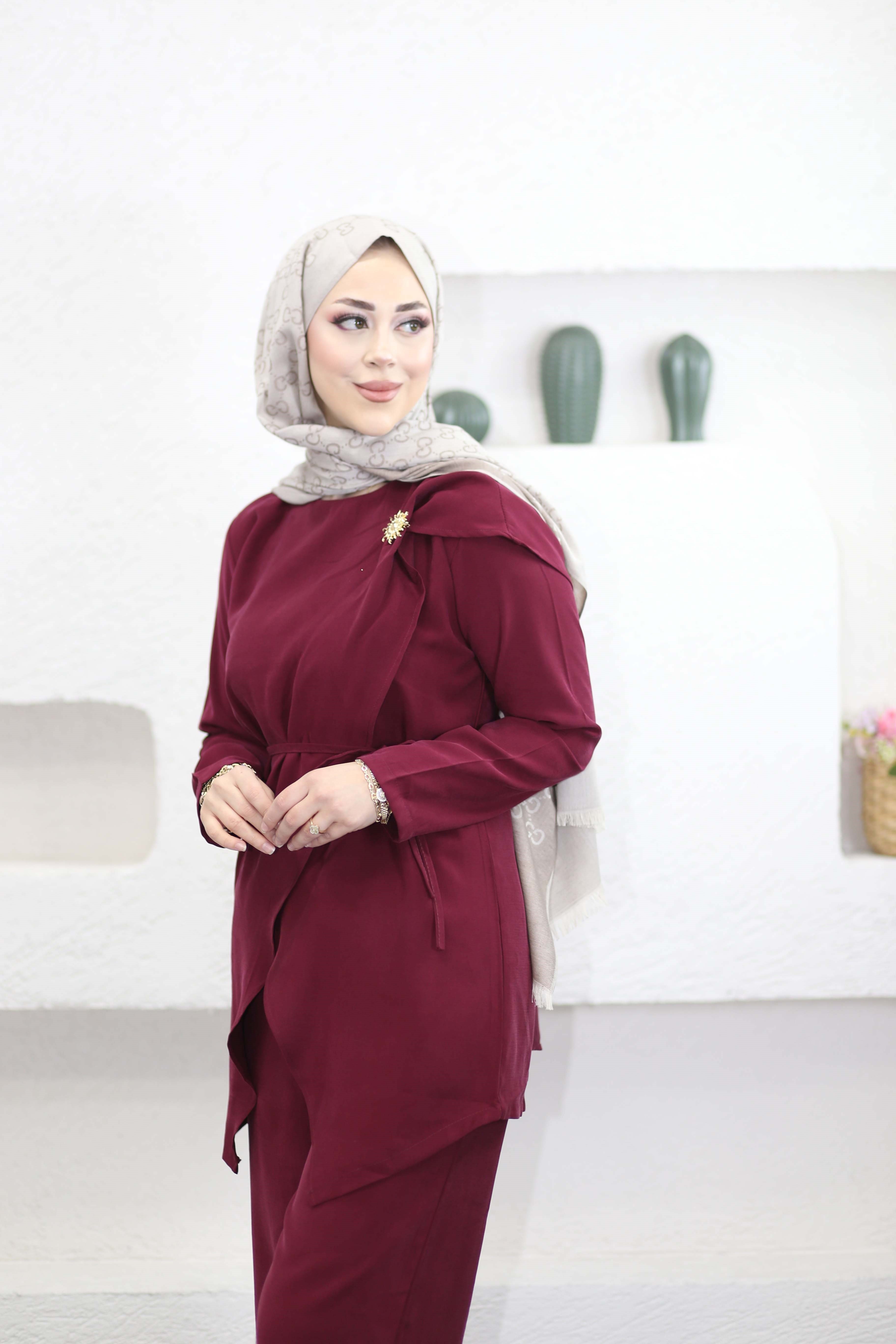Güneş Broşlu Çapraz Takım Bordo 013