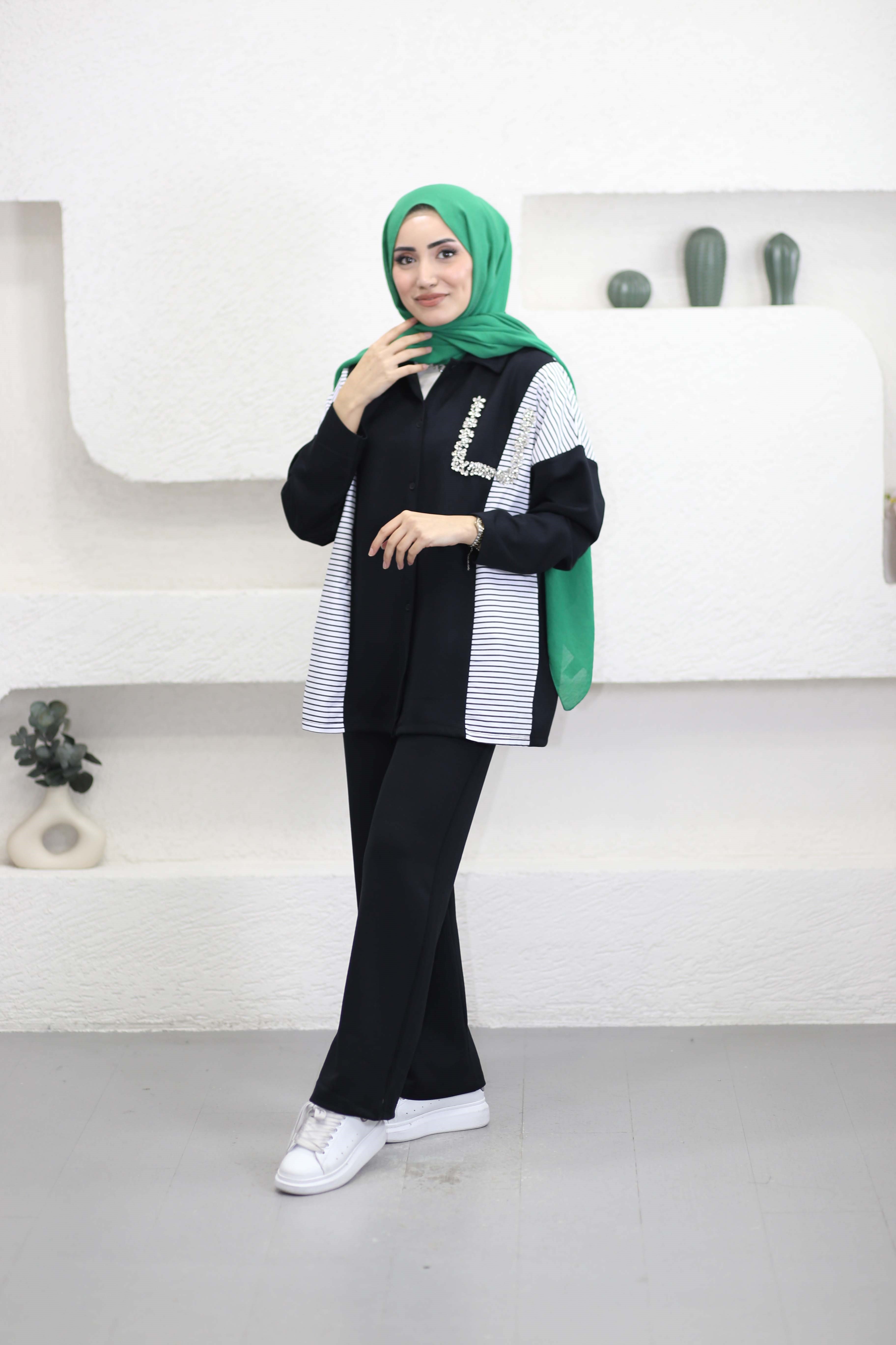 Taş Detaylı Çizgili Takım Siyah 2368